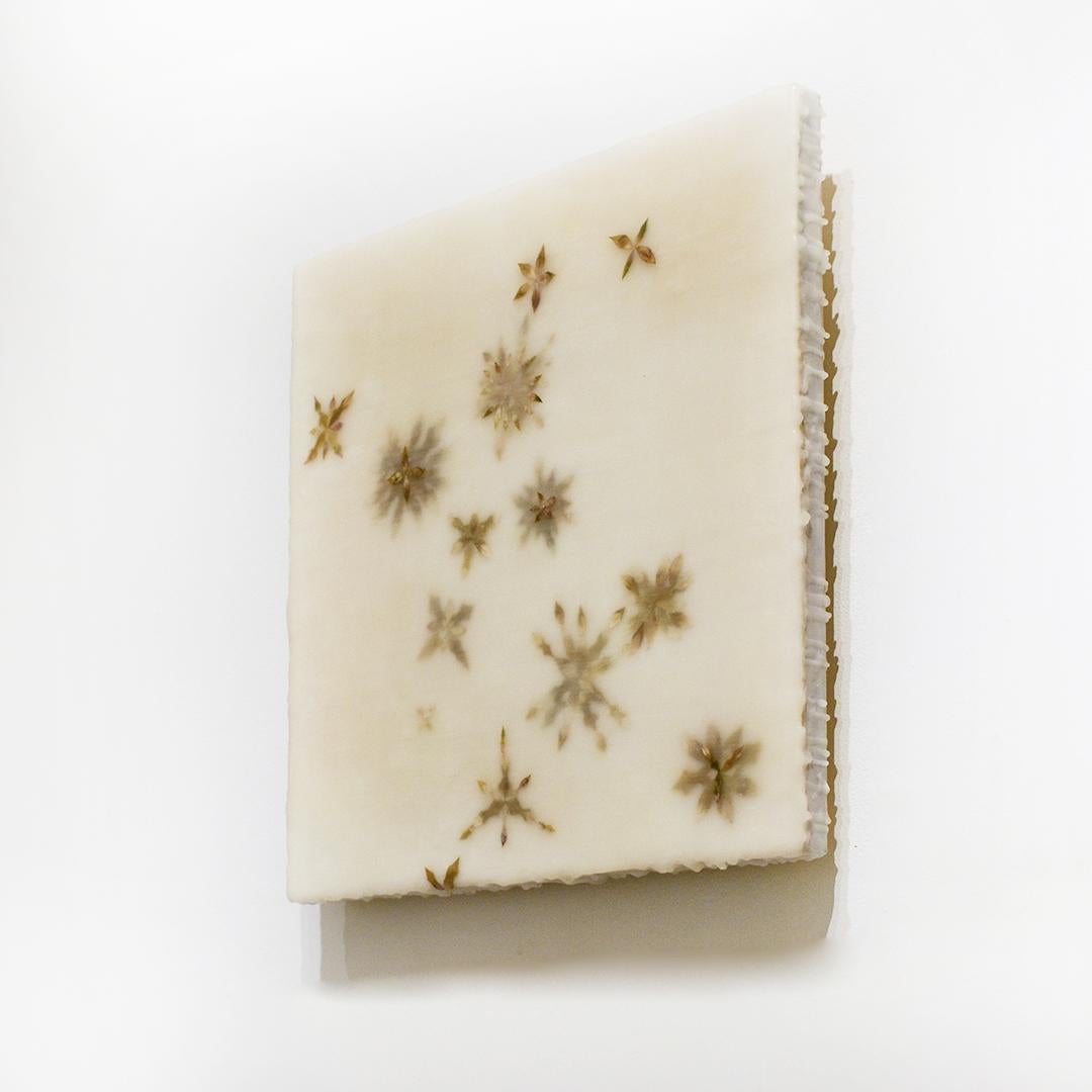 Schneeblumen 8: Abstraktes Enkaustik-Gemälde mit grünen Blütenblättern auf beigem Hintergrund (Beige), Abstract Painting, von Allyson Levy