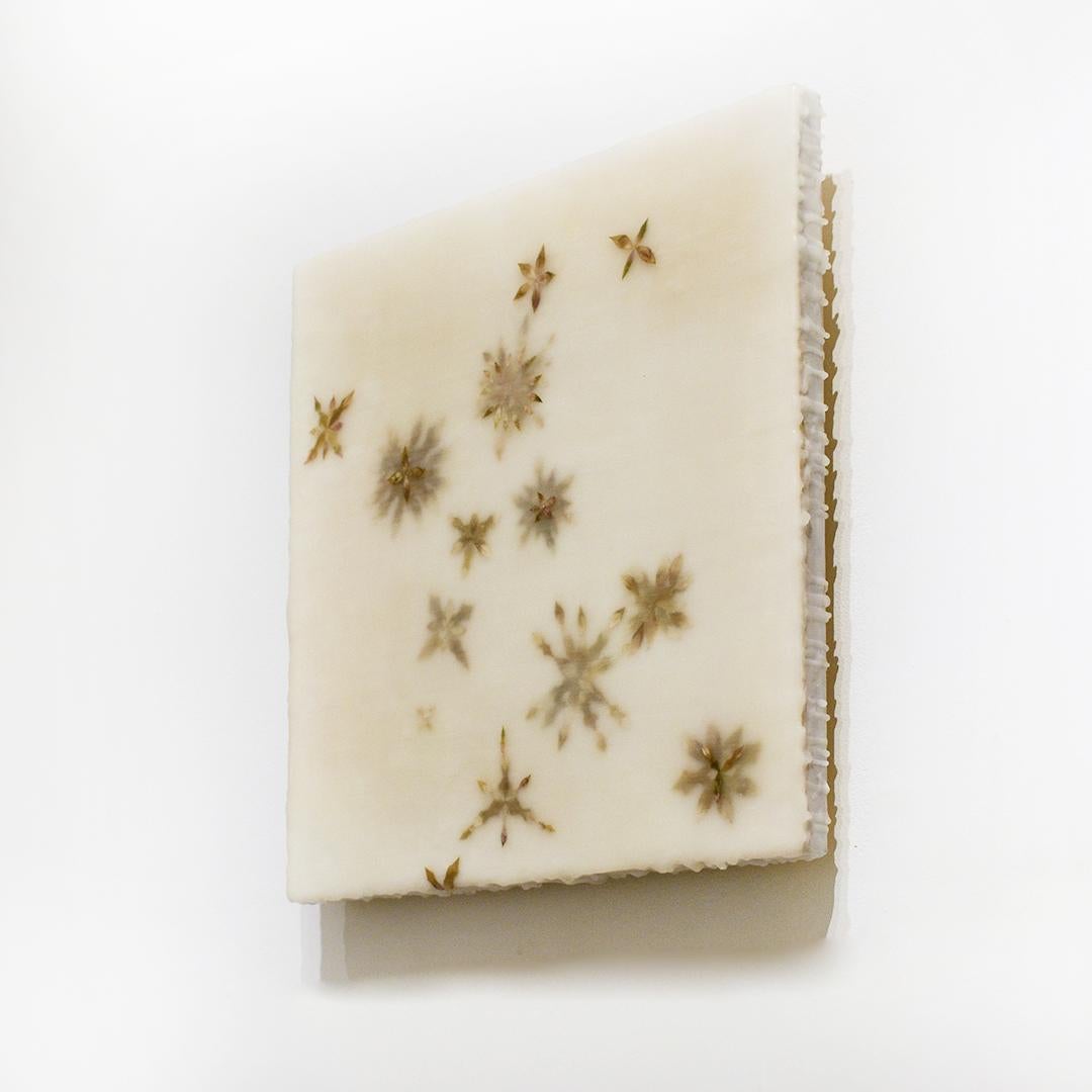 Fiori di neve 8: pittura astratta a encausto di petali verdi su sfondo beige - Painting Astratto di Allyson Levy