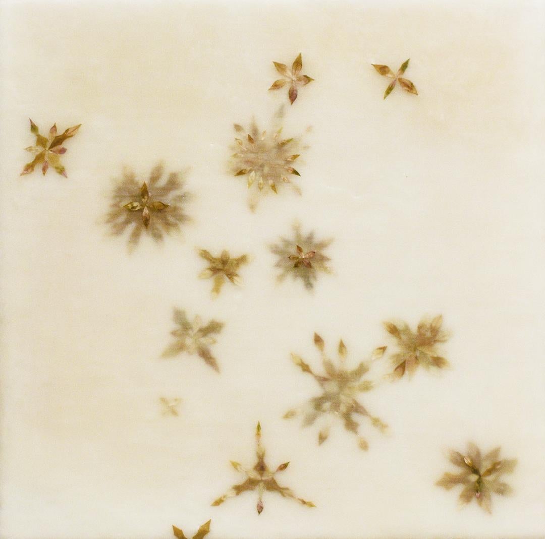 Schneeblumen 8: Abstraktes Enkaustik-Gemälde mit grünen Blütenblättern auf beigem Hintergrund