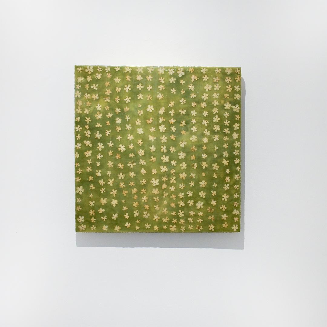 Wallpaper 2 : peinture à l'encaustique abstraite verte représentant des pétales de fleurs jaunes sur panneau - Painting de Allyson Levy
