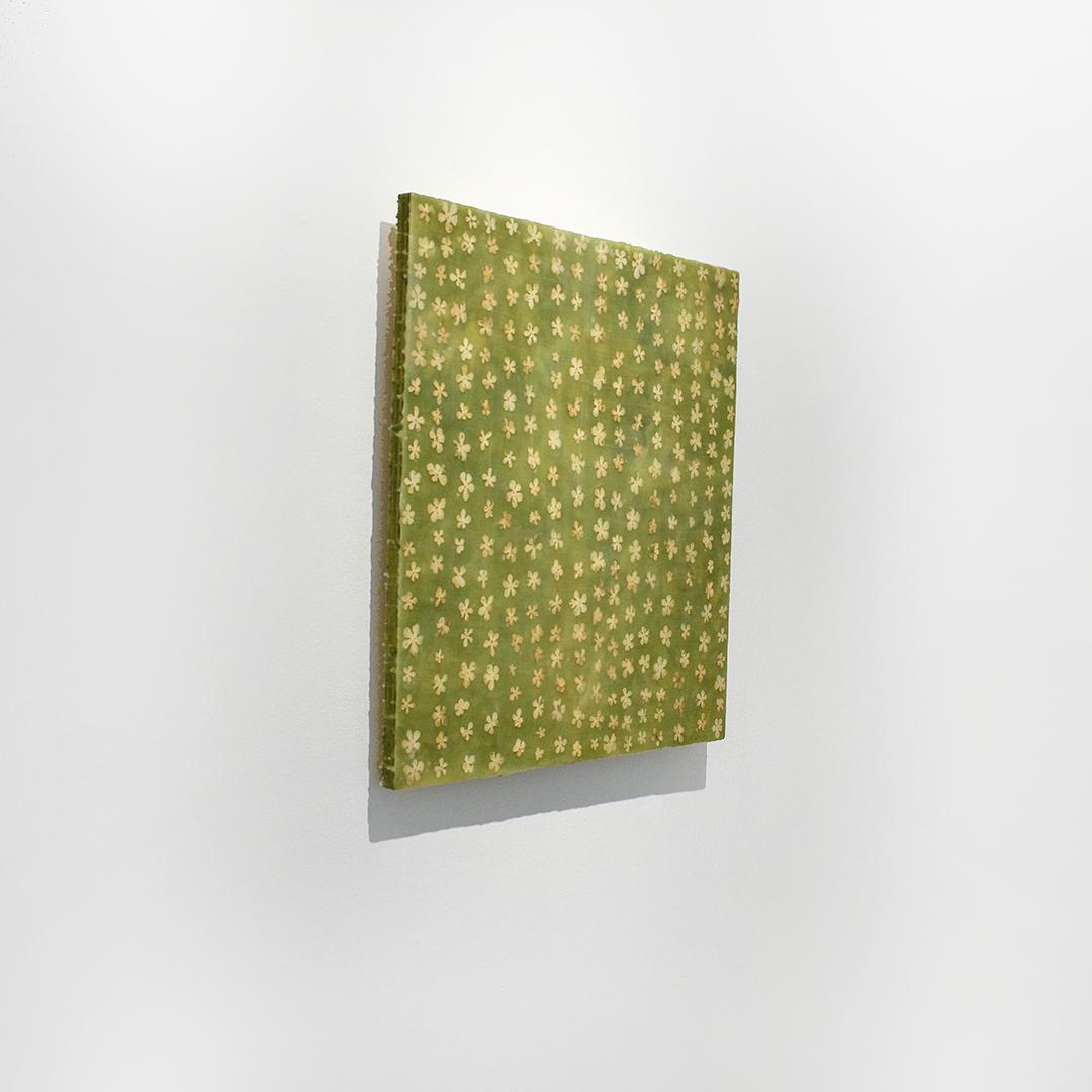 Wallpaper 2 : peinture à l'encaustique abstraite verte représentant des pétales de fleurs jaunes sur panneau - Abstrait Painting par Allyson Levy