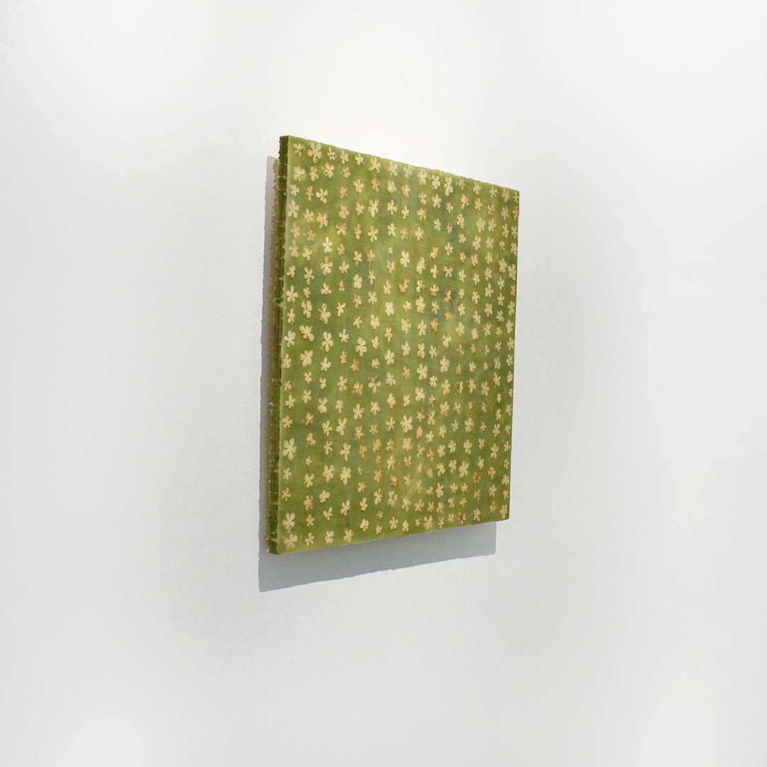 Carta da parati 2: Pittura astratta a encausto verde con petali di fiori gialli su pannello - Painting Astratto di Allyson Levy