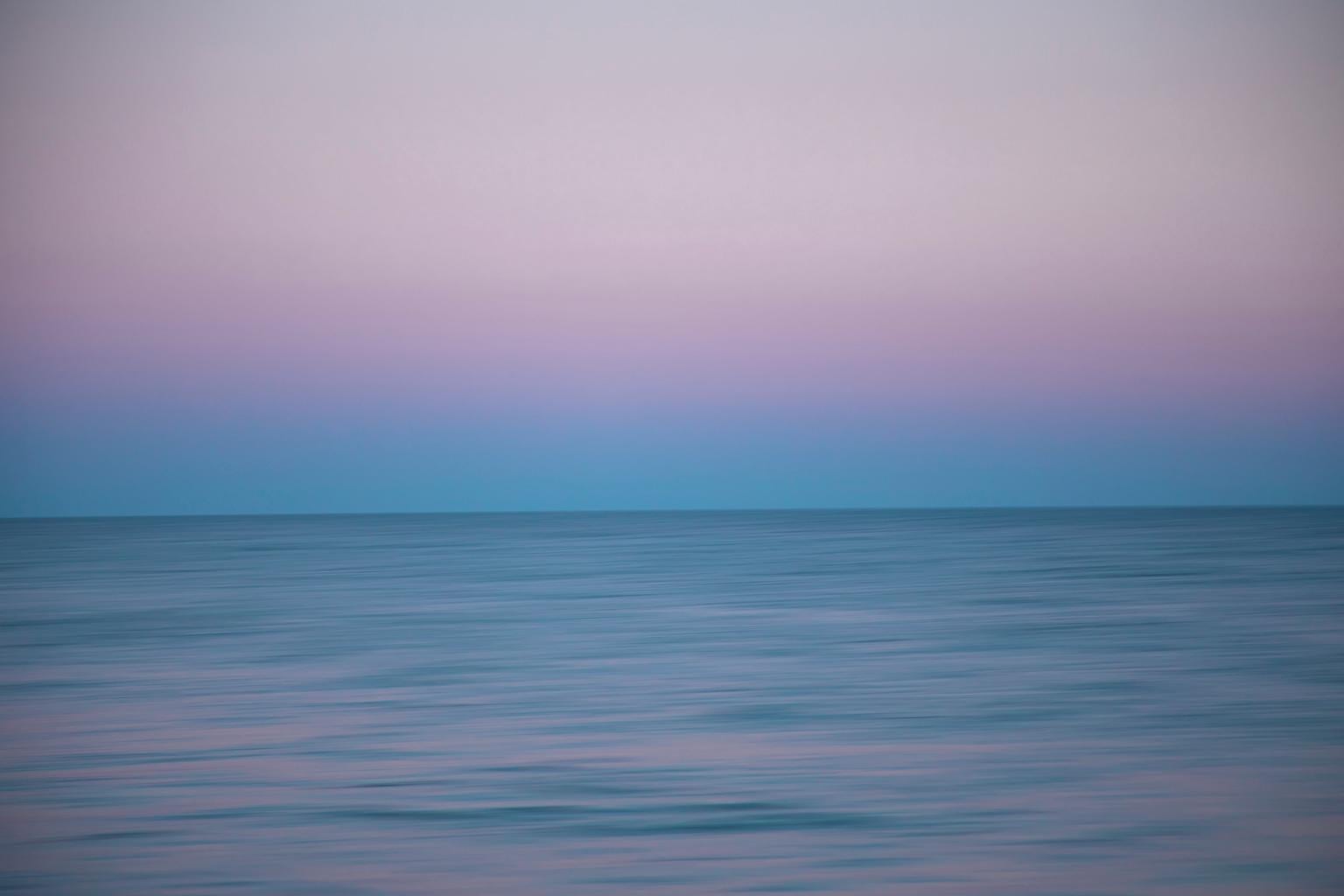 Allyson Monson Color Photograph – Hiding, Meereslandschaftsfotografie, Bildende Kunstfotografie, gerahmt in Plexiglas, signiert 