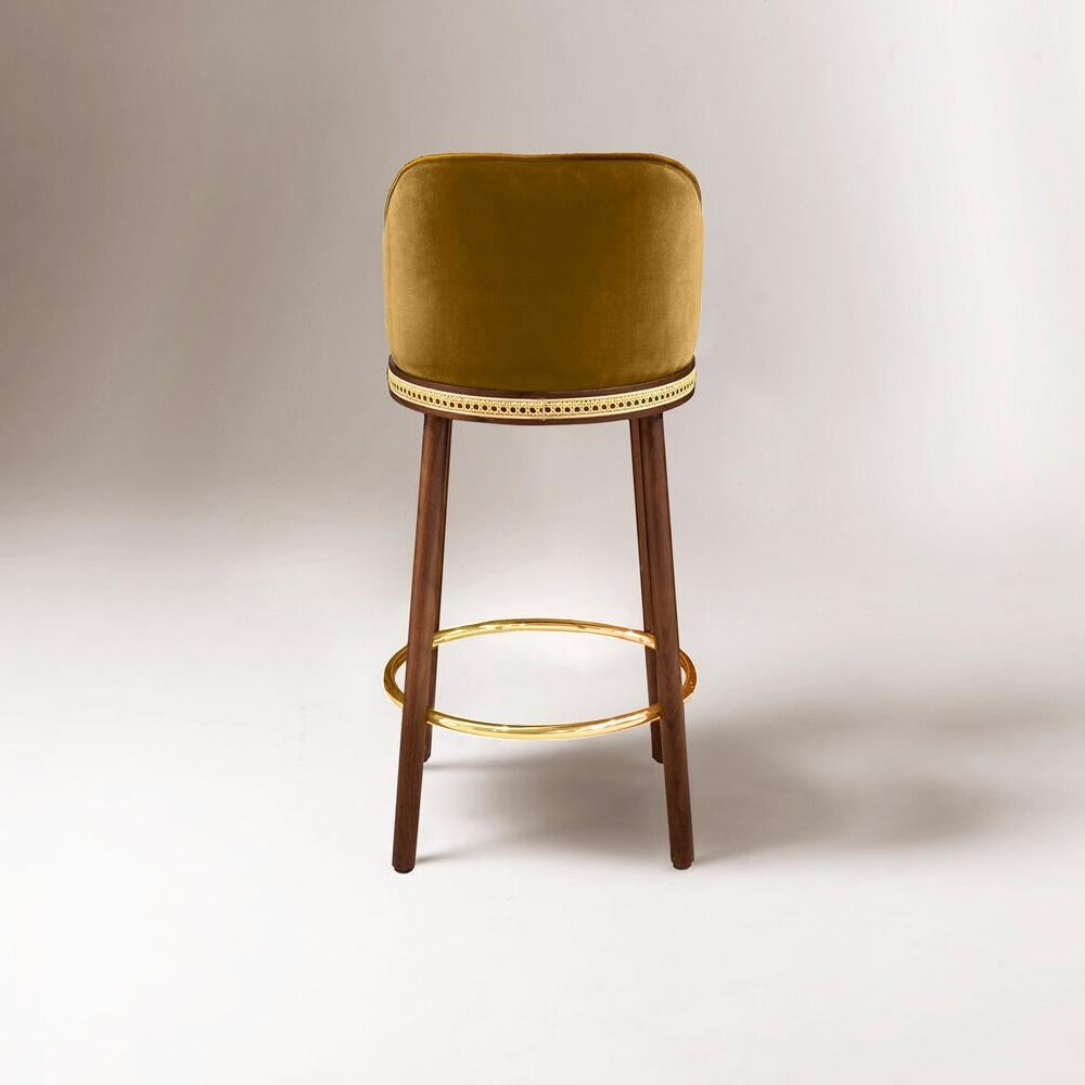 Alma Barhocker, natürliches Nussbaumholz/ poliertes Messing/Dijon (Moderne) im Angebot