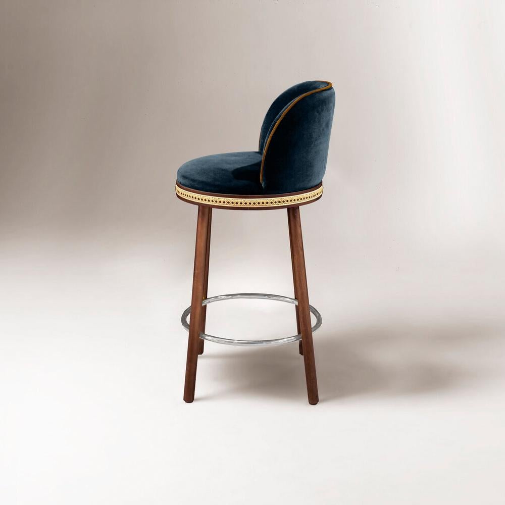 Sgabello da banco e da bar Alma. Come ogni ammiratore proverebbe guardando la sua musa, è impossibile non sentirsi incantati e quasi ipnotizzati dalle linee raffinate e sensuali e dall'anima deliziosamente affascinante di Alma Bar Stool. In un pezzo