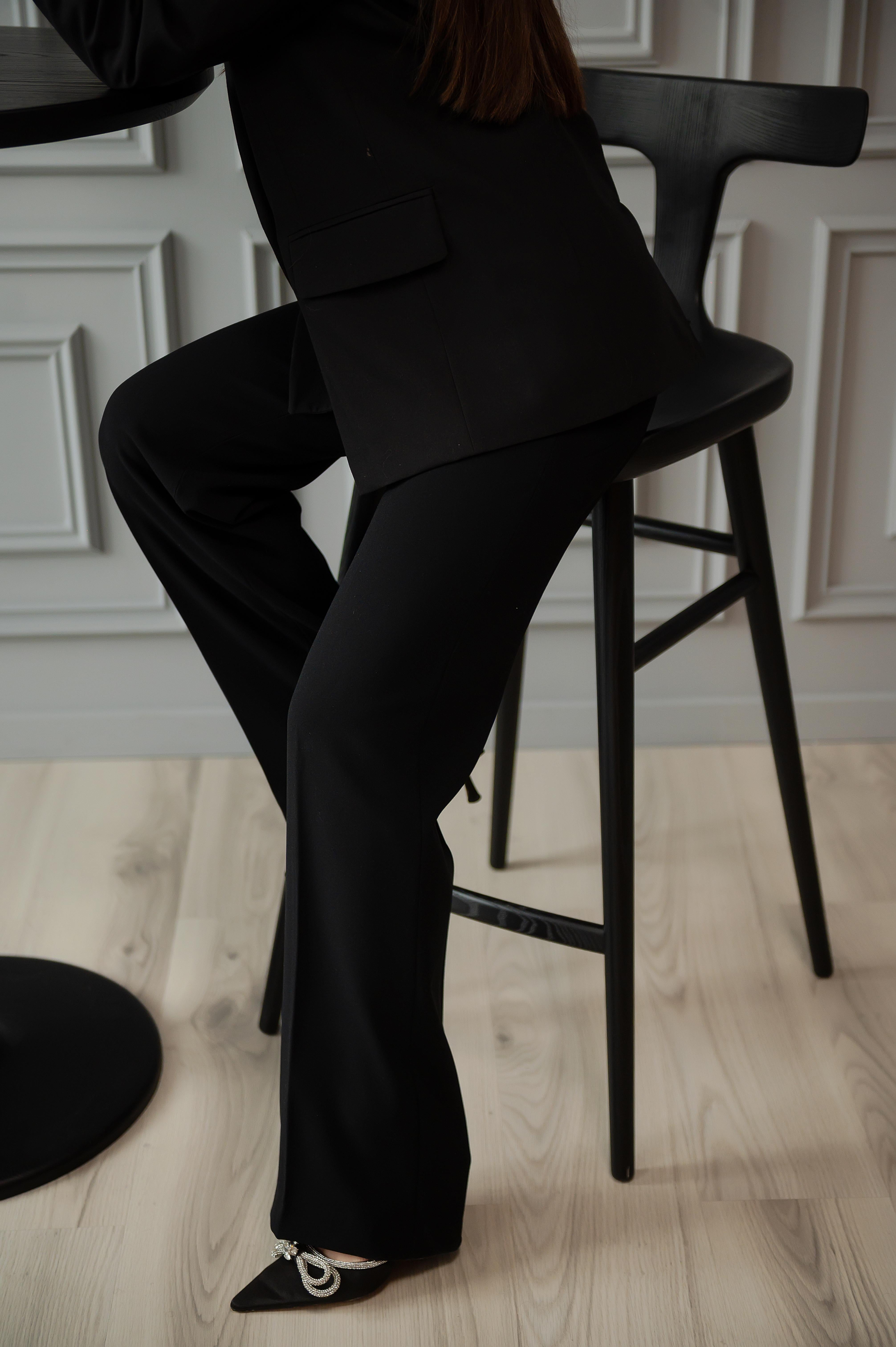 Chaises de bar Anvil en bois massif noir avec dossier en vente 5