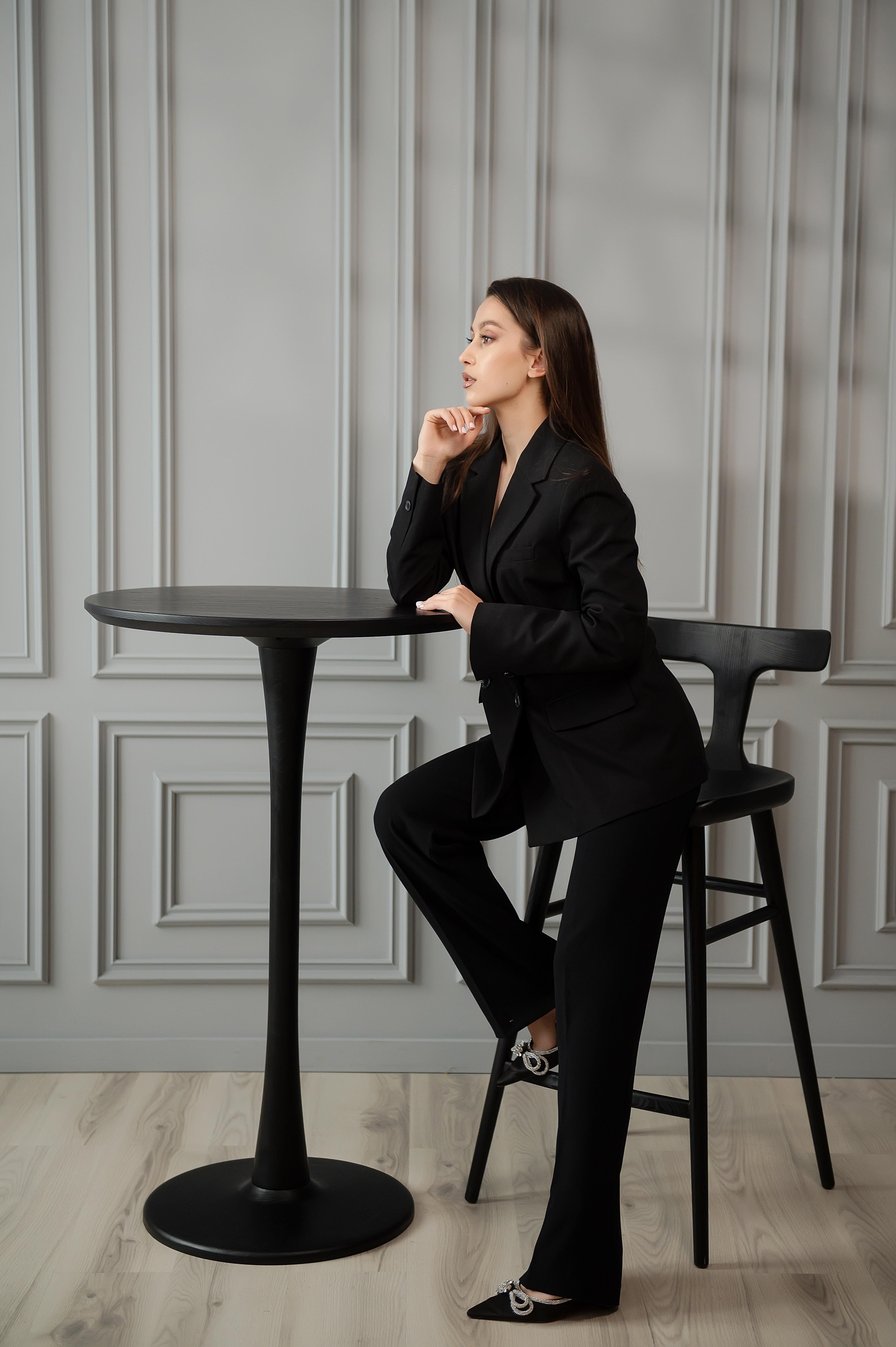 Chaises de bar Anvil en bois massif noir avec dossier en vente 3