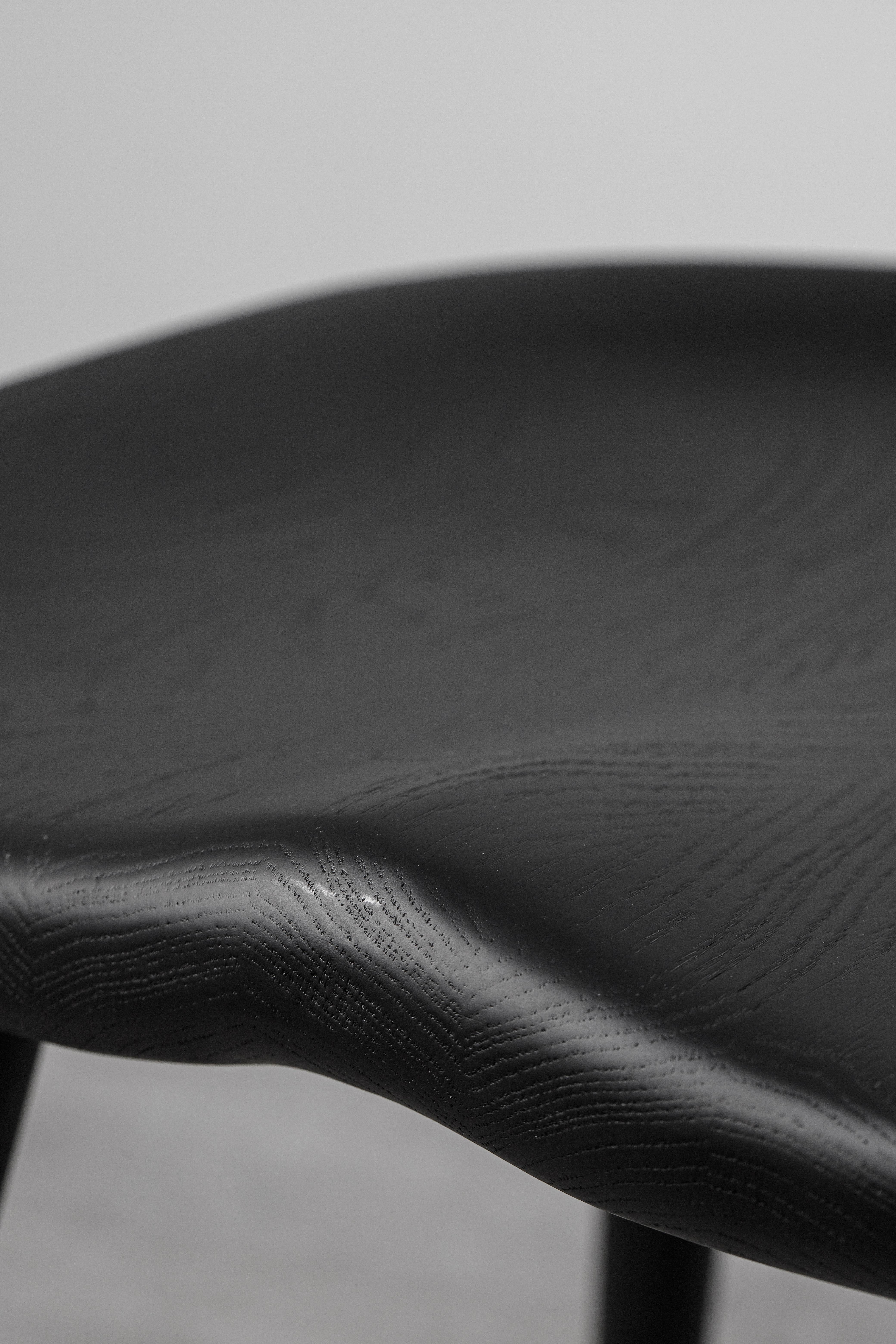 Bois Chaises de bar Anvil en bois massif noir avec dossier en vente