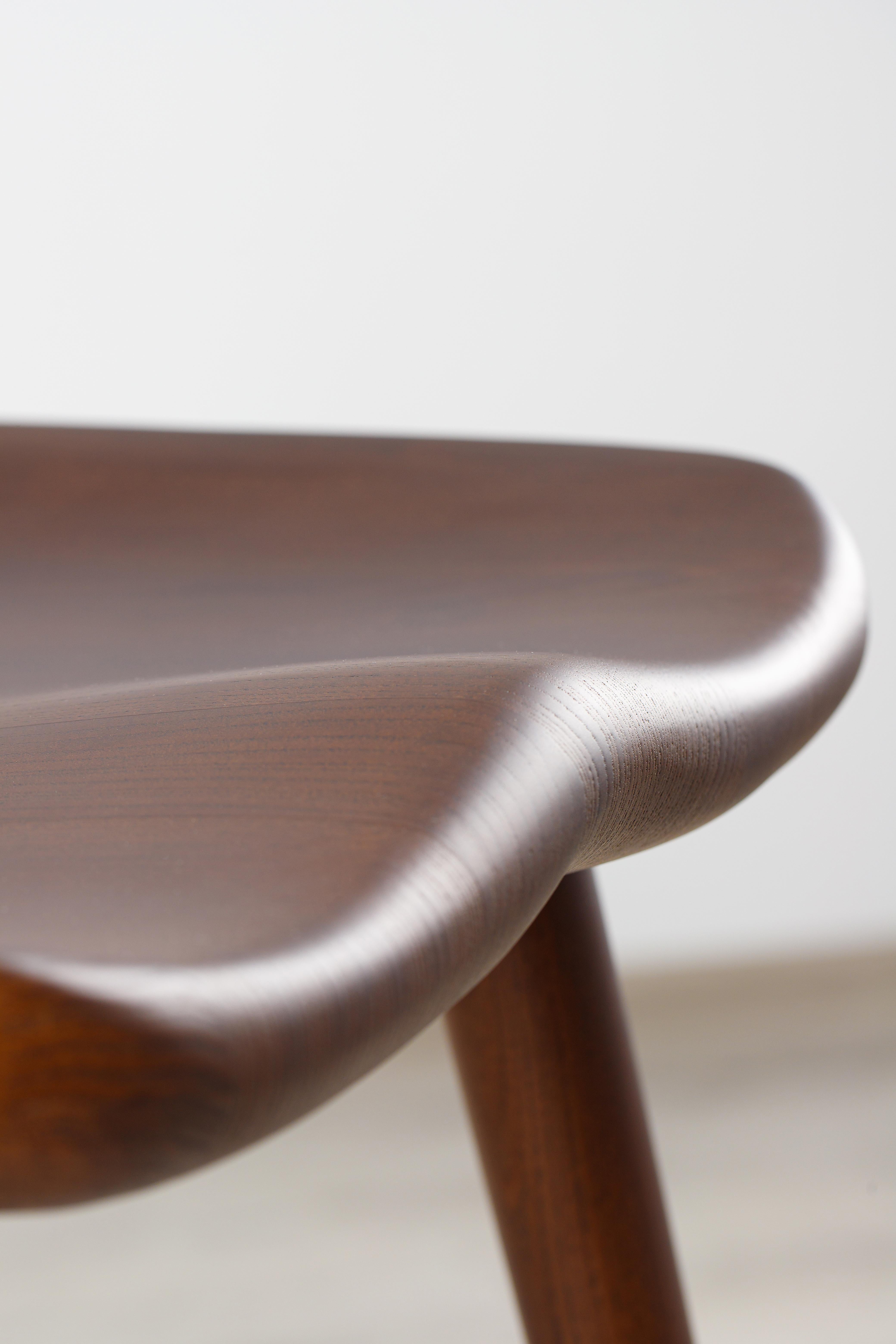 Alma Brown Counter Esche Massivholz Hocker im Angebot 4