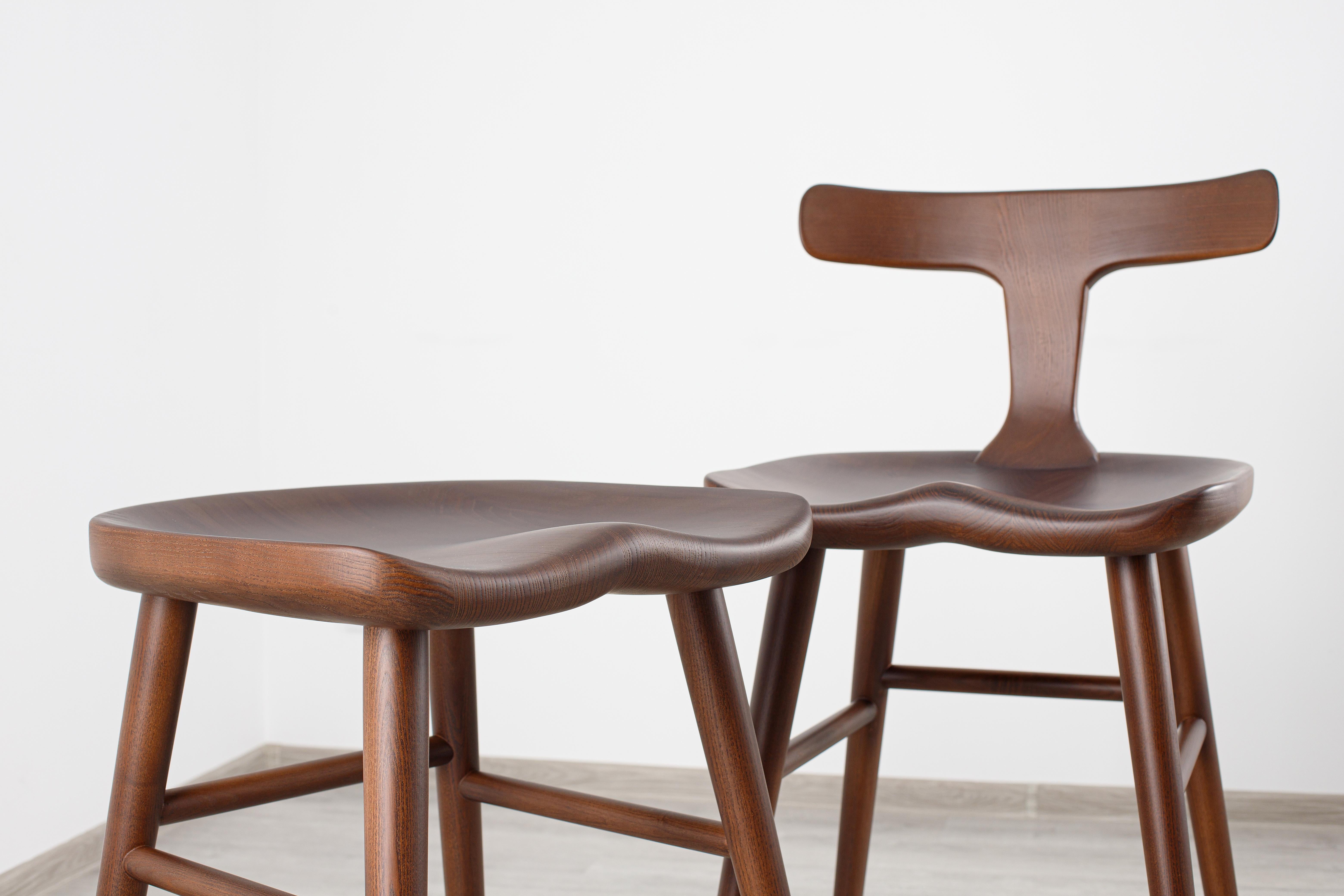Alma Brown Counter Esche Massivholz Hocker (Moderne der Mitte des Jahrhunderts) im Angebot
