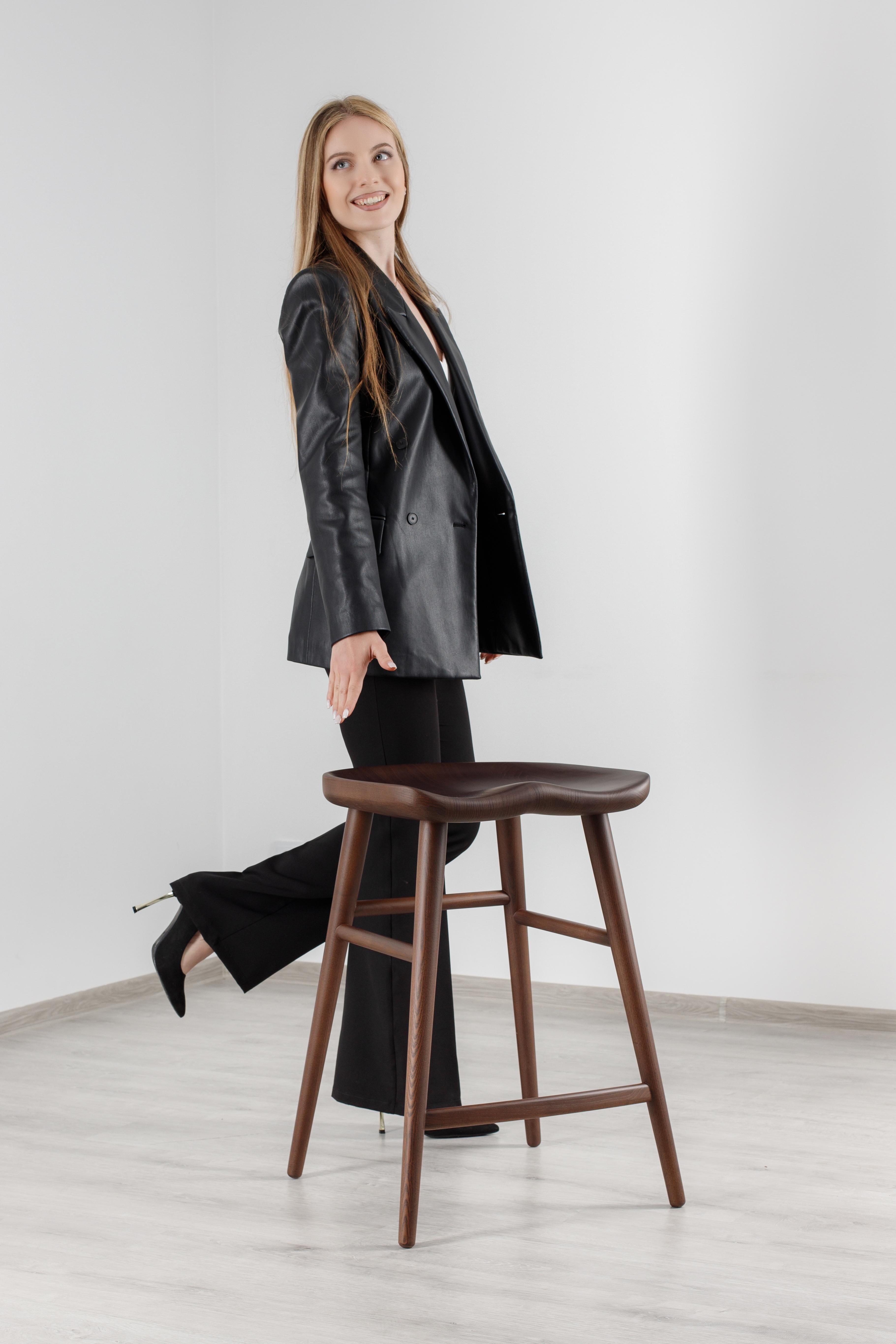 Alma Brown Counter Esche Massivholz Hocker im Zustand „Neu“ im Angebot in Naperville, IL