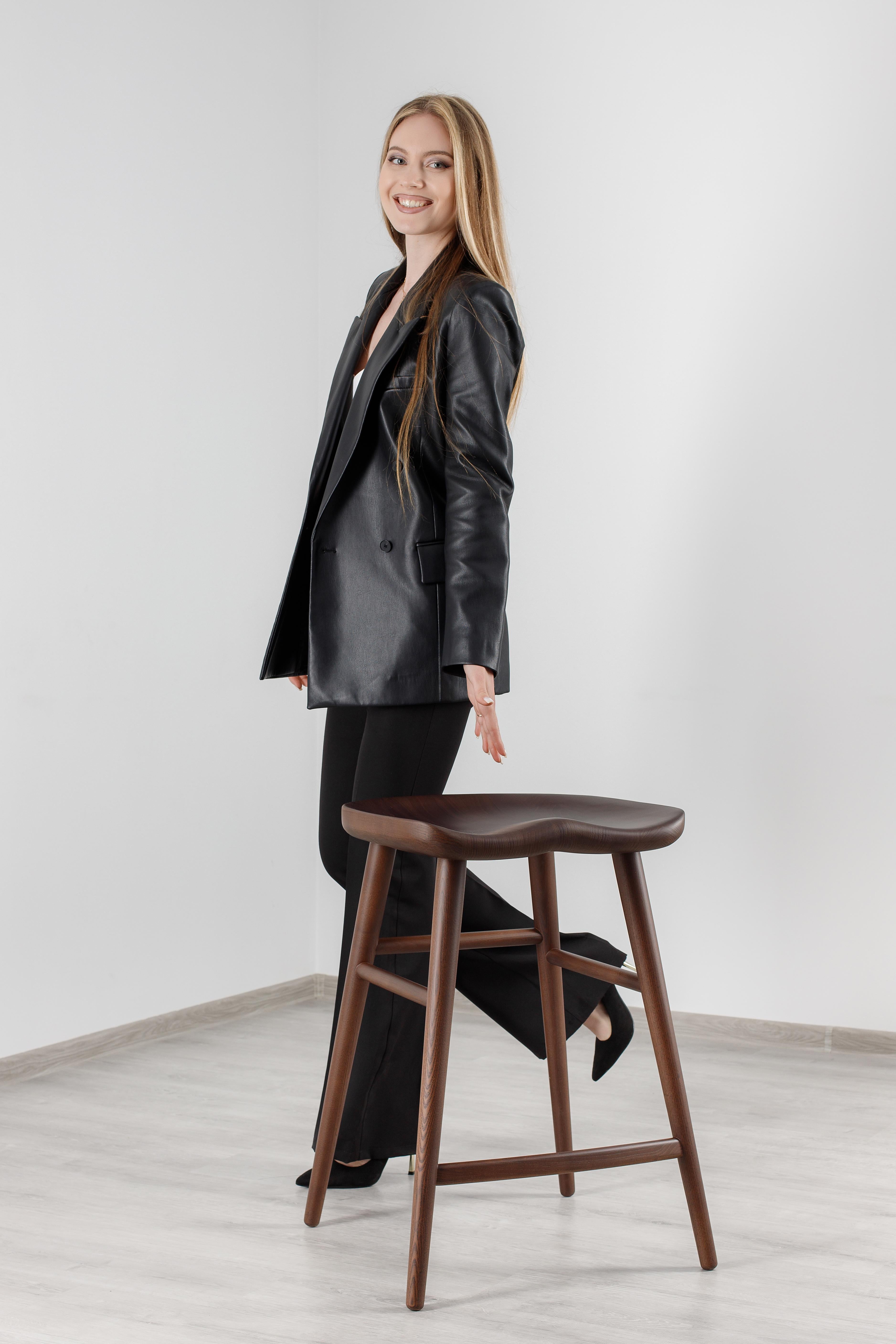 Alma Brown Counter Esche Massivholz Hocker (21. Jahrhundert und zeitgenössisch) im Angebot