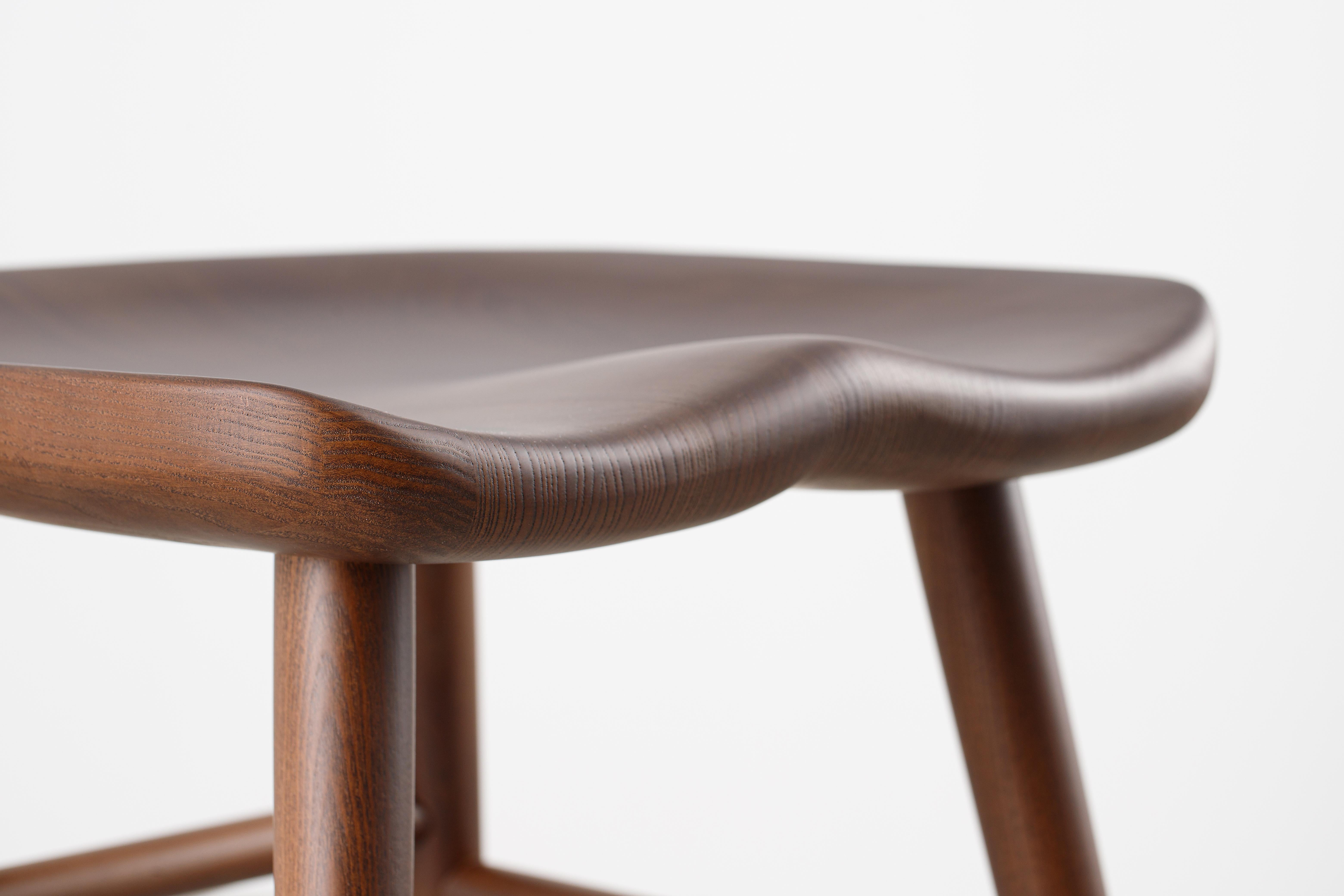 Alma Brown Counter Esche Massivholz Hocker (Holz) im Angebot