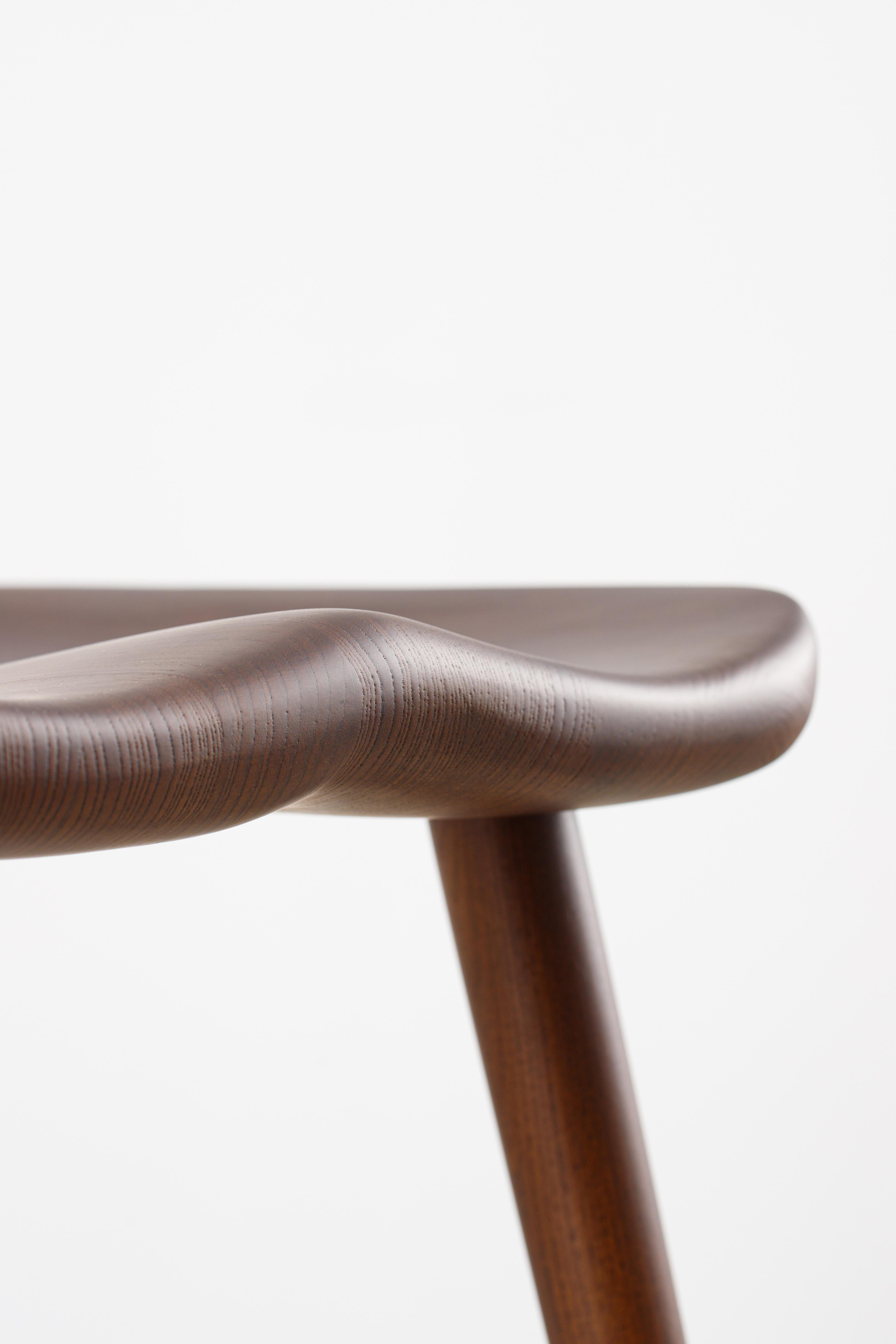 Alma Brown Counter Esche Massivholz Hocker im Angebot 1