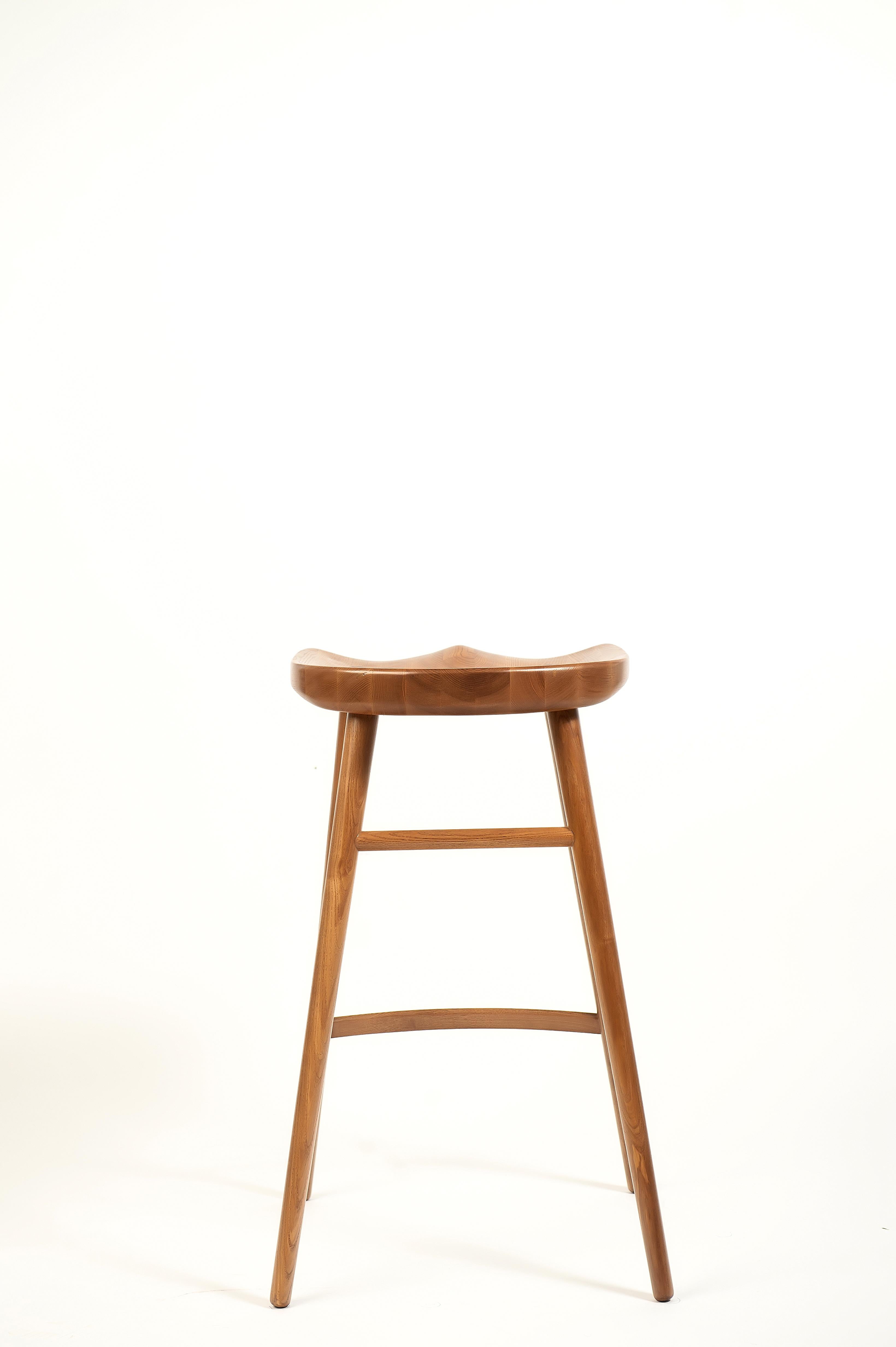 Tabouret de bar en bois massif Alma Brown en vente 9