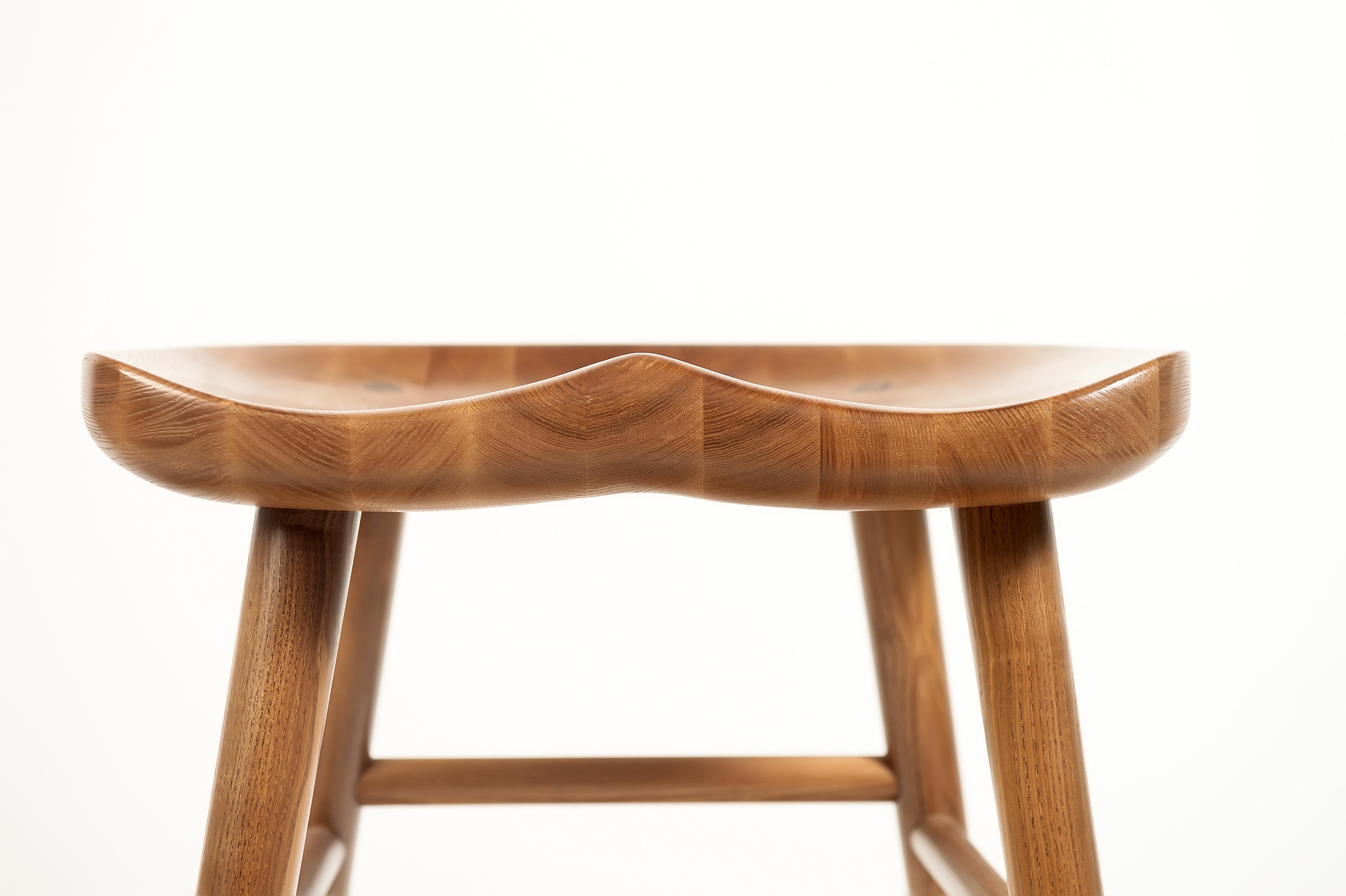 Tabouret de bar en bois massif Alma Brown en vente 11