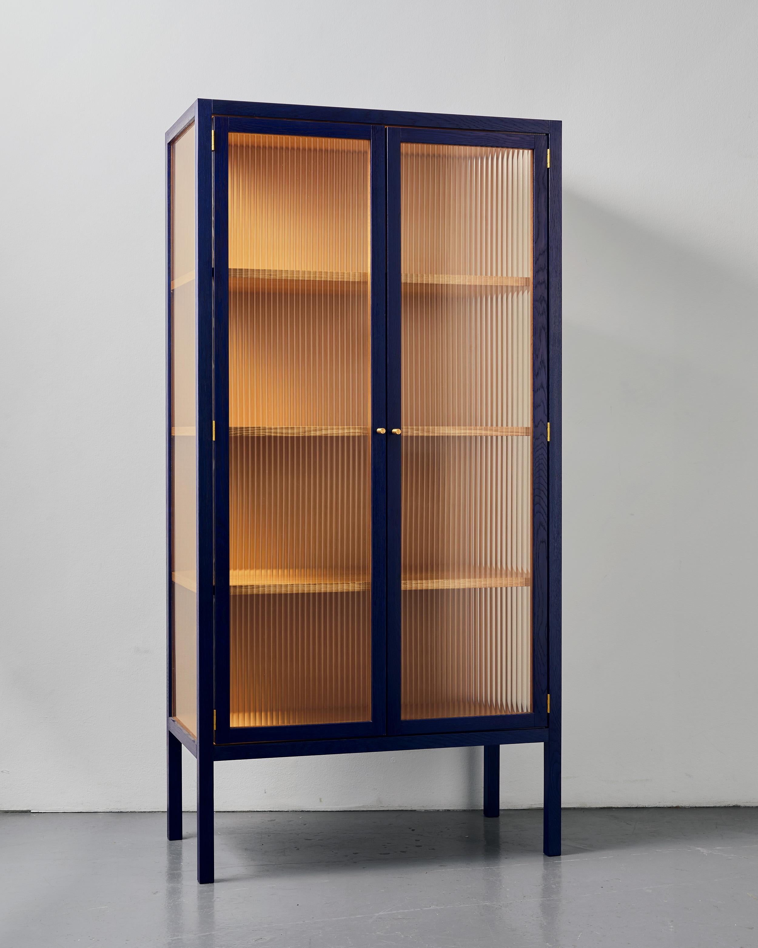 Alma Cabinet ist ein minimalistischer Schrank, der vom Kopenhagener Atelier BACD Studio entworfen wurde. Der Schrank Alma ist aus einer Vision von einfacher, aber guter Handwerkskunst entstanden. Die klare Silhouette aus hochwertigen MATERIALEN wird