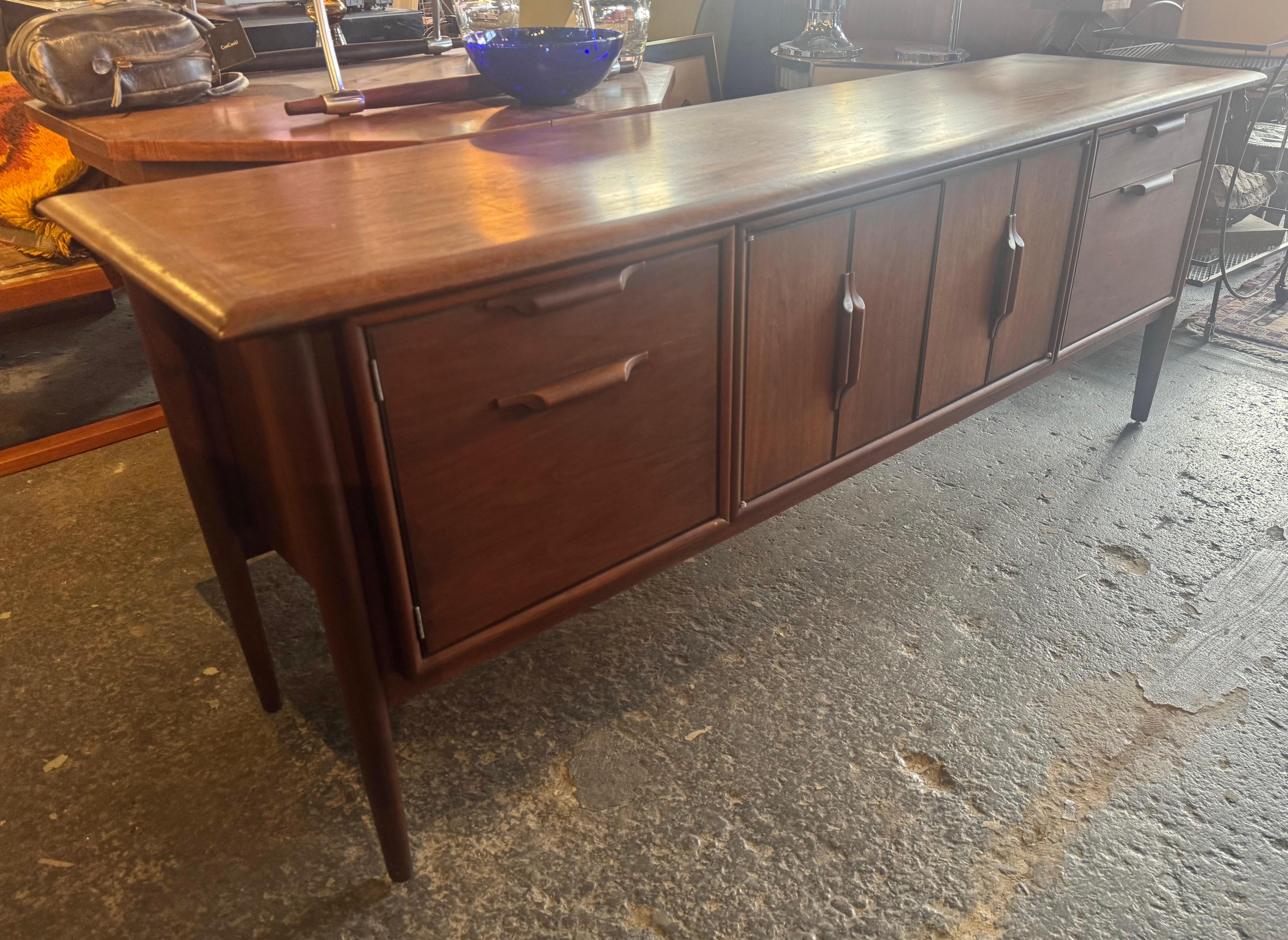 Alma Castilian Line Credenza in legno di noce del Medioevo in vendita 3