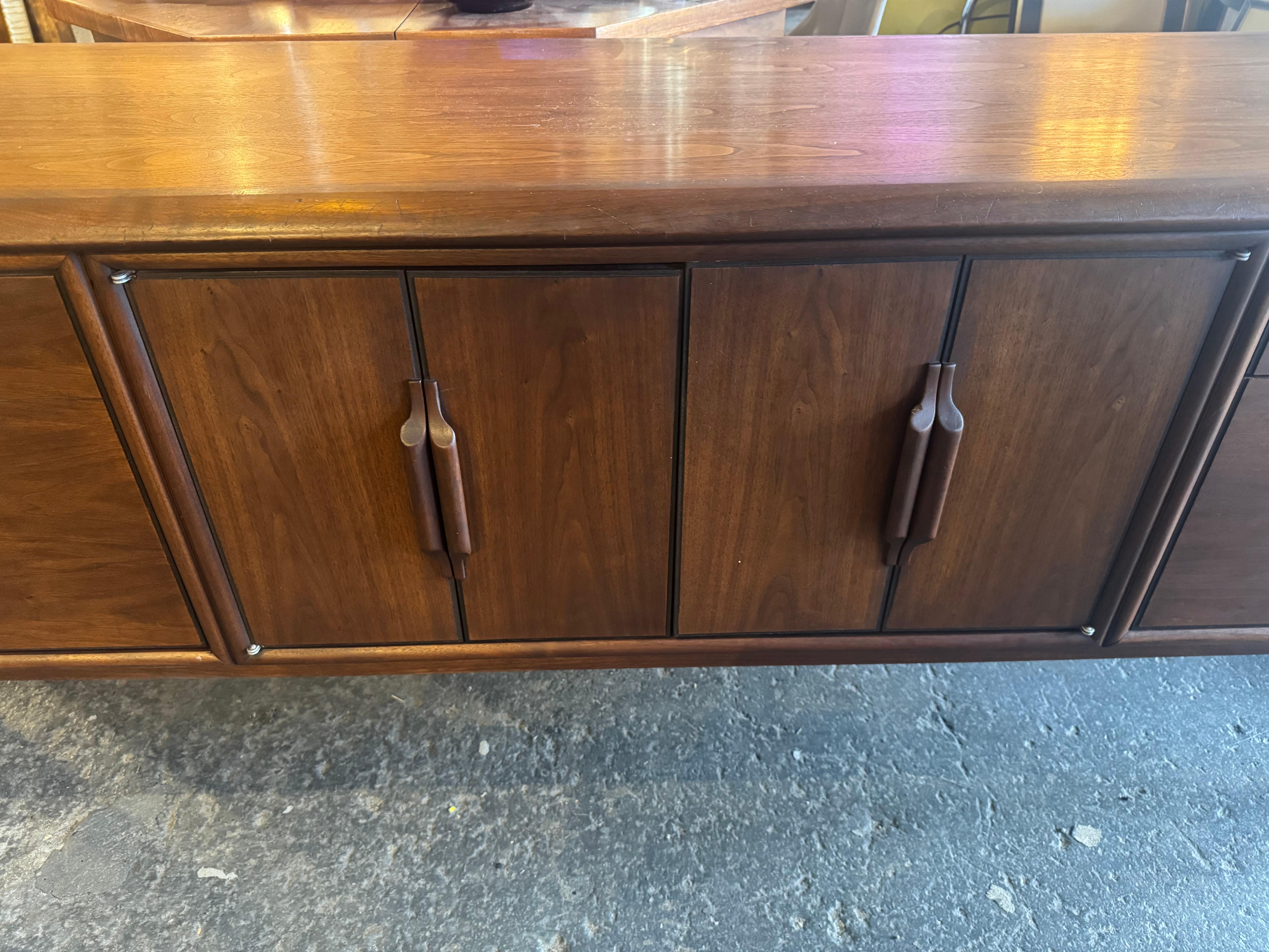 Splendida credenza moderna del Mid-Century realizzata a Highpoint, North Carolina, da Alma Desk Company. Fa parte della linea 