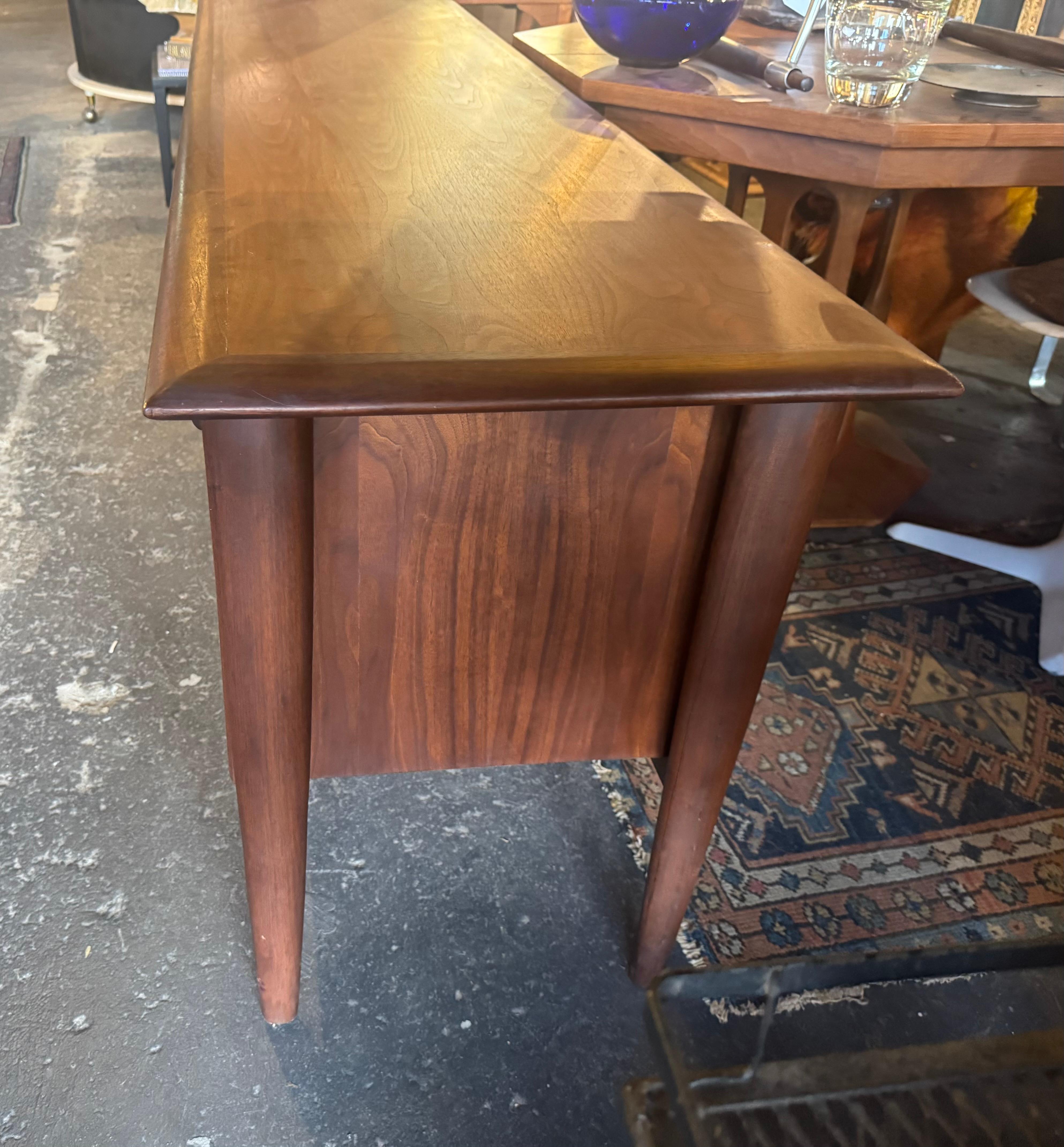 Mid-Century moderno Alma Castilian Line Credenza in legno di noce del Medioevo in vendita