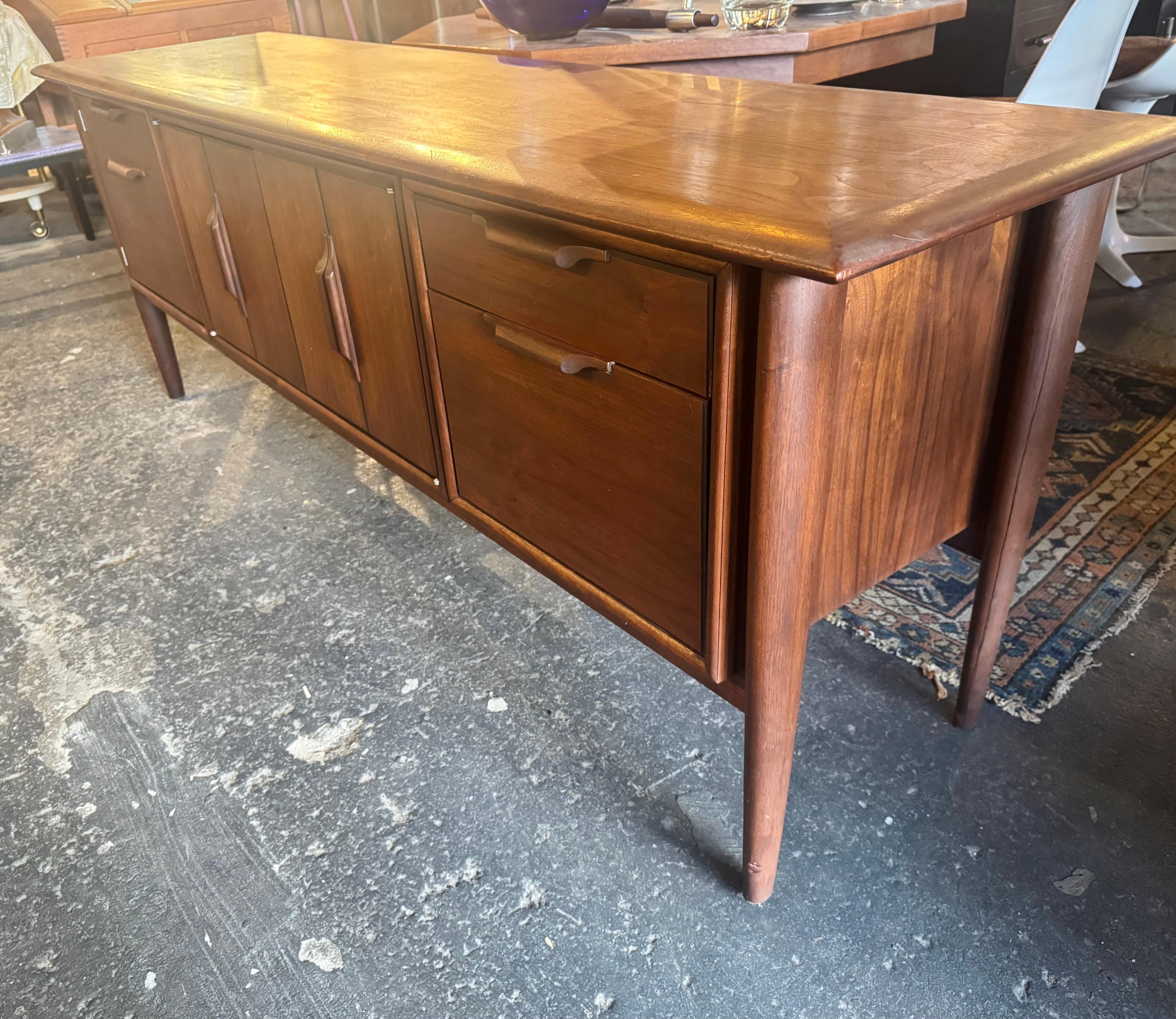 Americano Alma Castilian Line Credenza in legno di noce del Medioevo in vendita