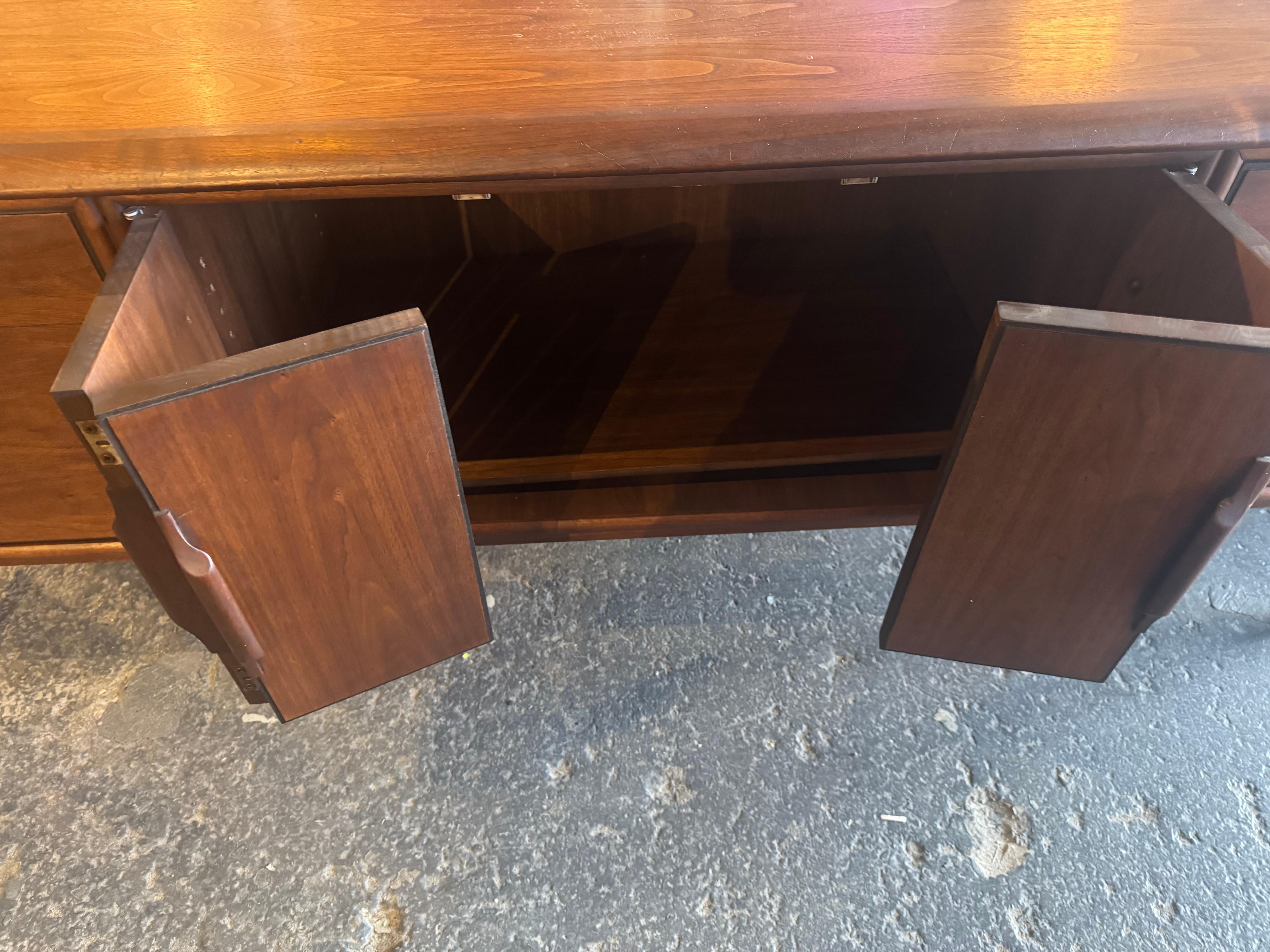 Falegnameria Alma Castilian Line Credenza in legno di noce del Medioevo in vendita
