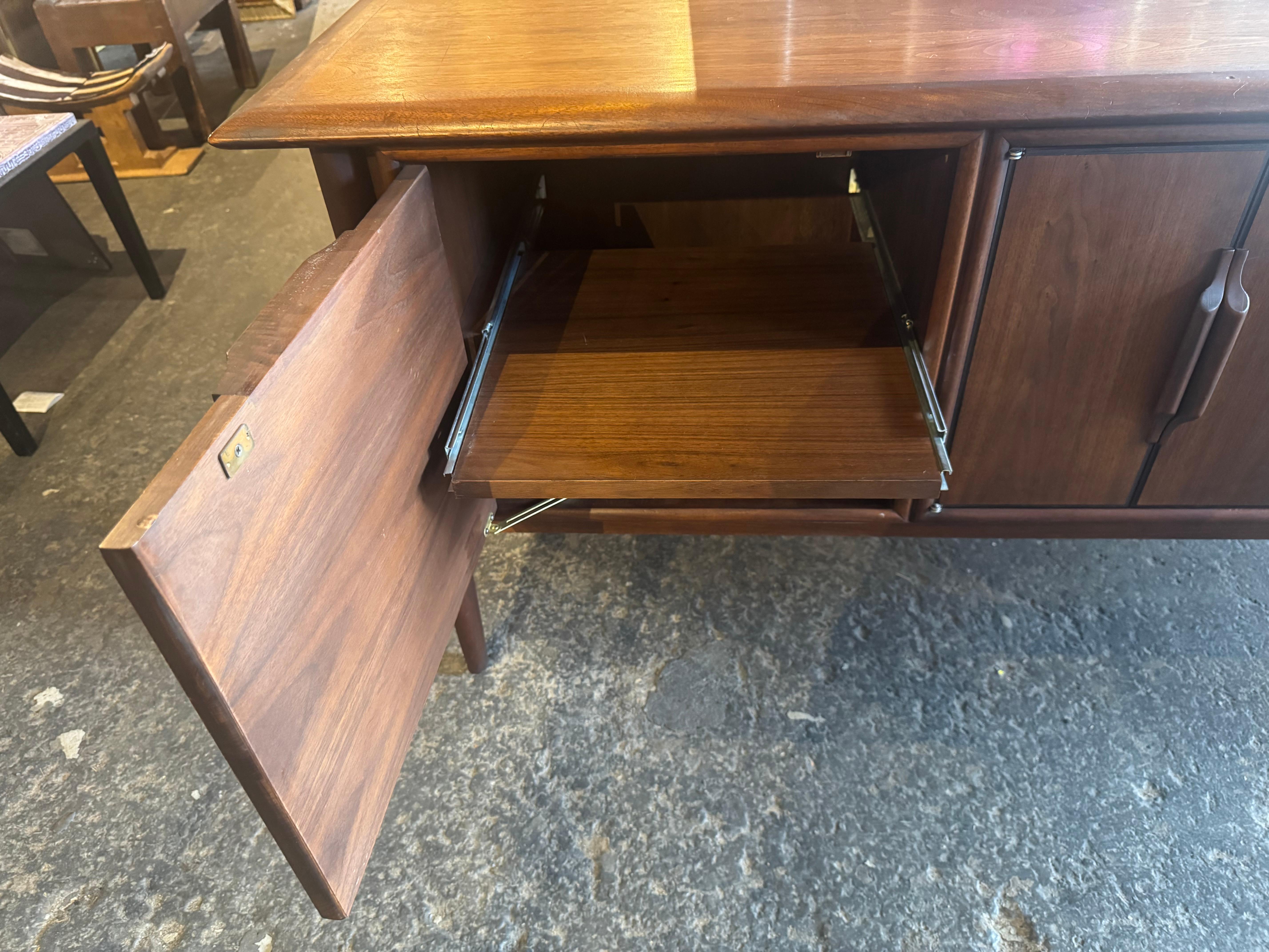 Alma Castilian Line Credenza in legno di noce del Medioevo In condizioni buone in vendita a Buffalo, NY