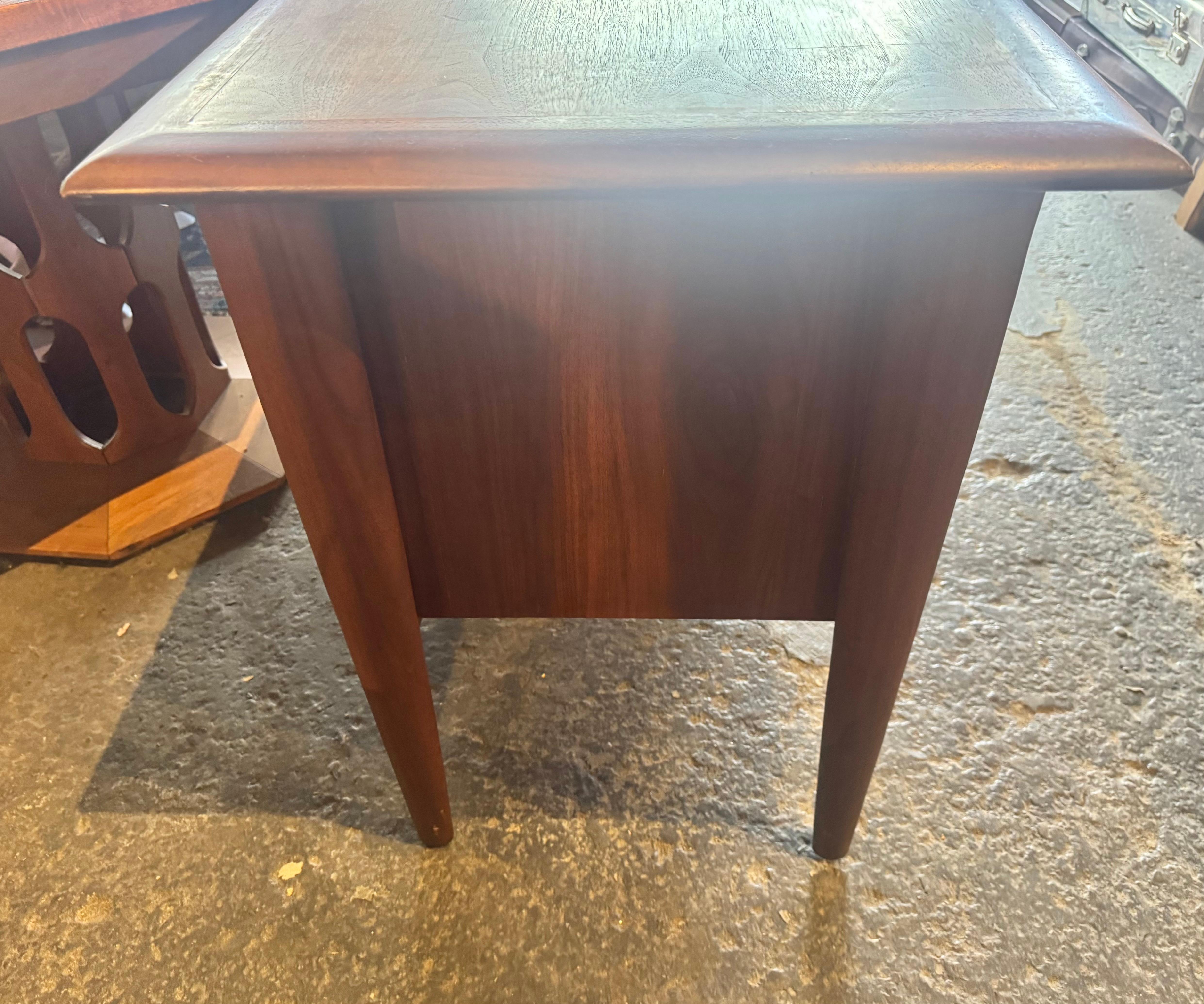 Metà XX secolo Alma Castilian Line Credenza in legno di noce del Medioevo in vendita