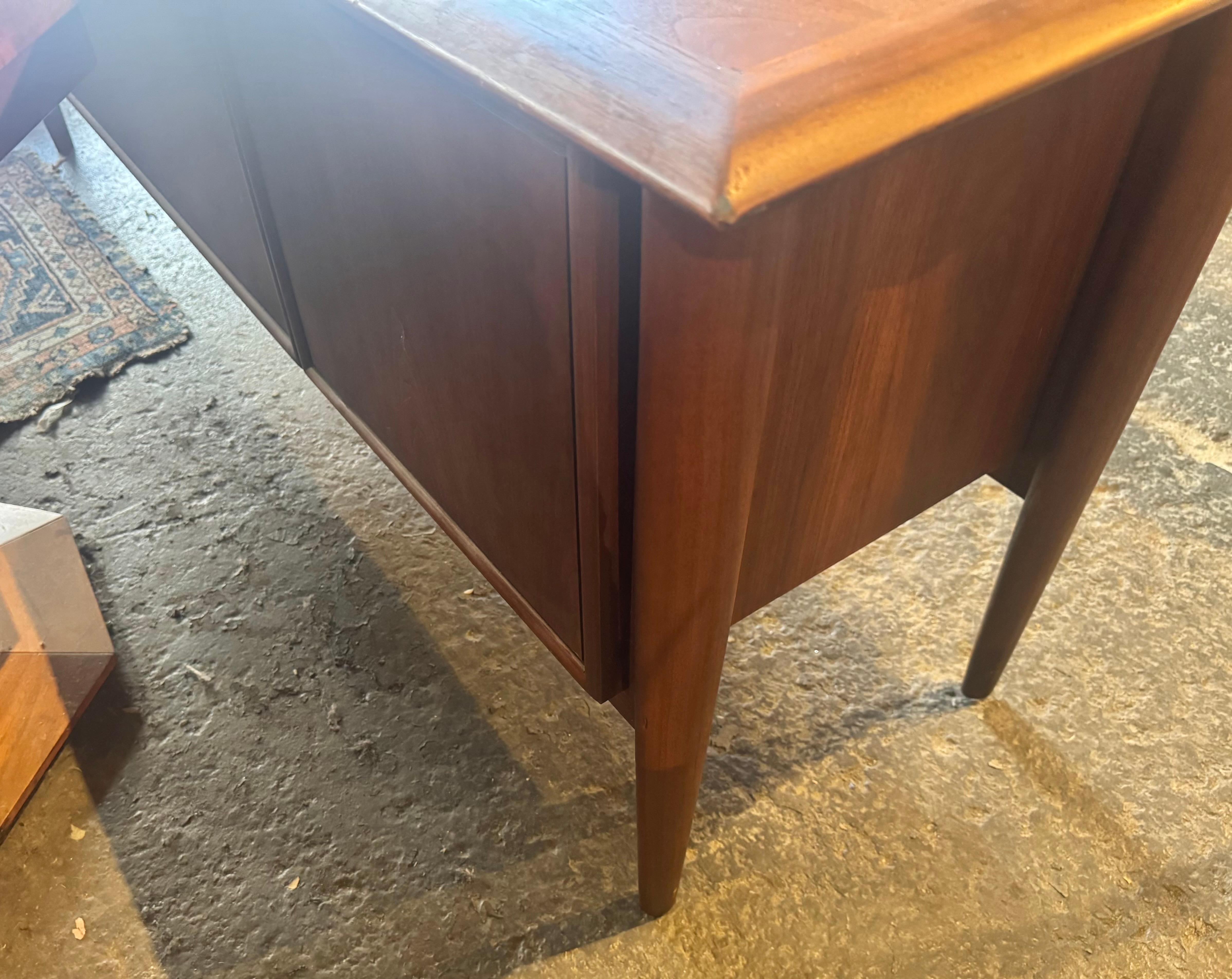 Noce Alma Castilian Line Credenza in legno di noce del Medioevo in vendita