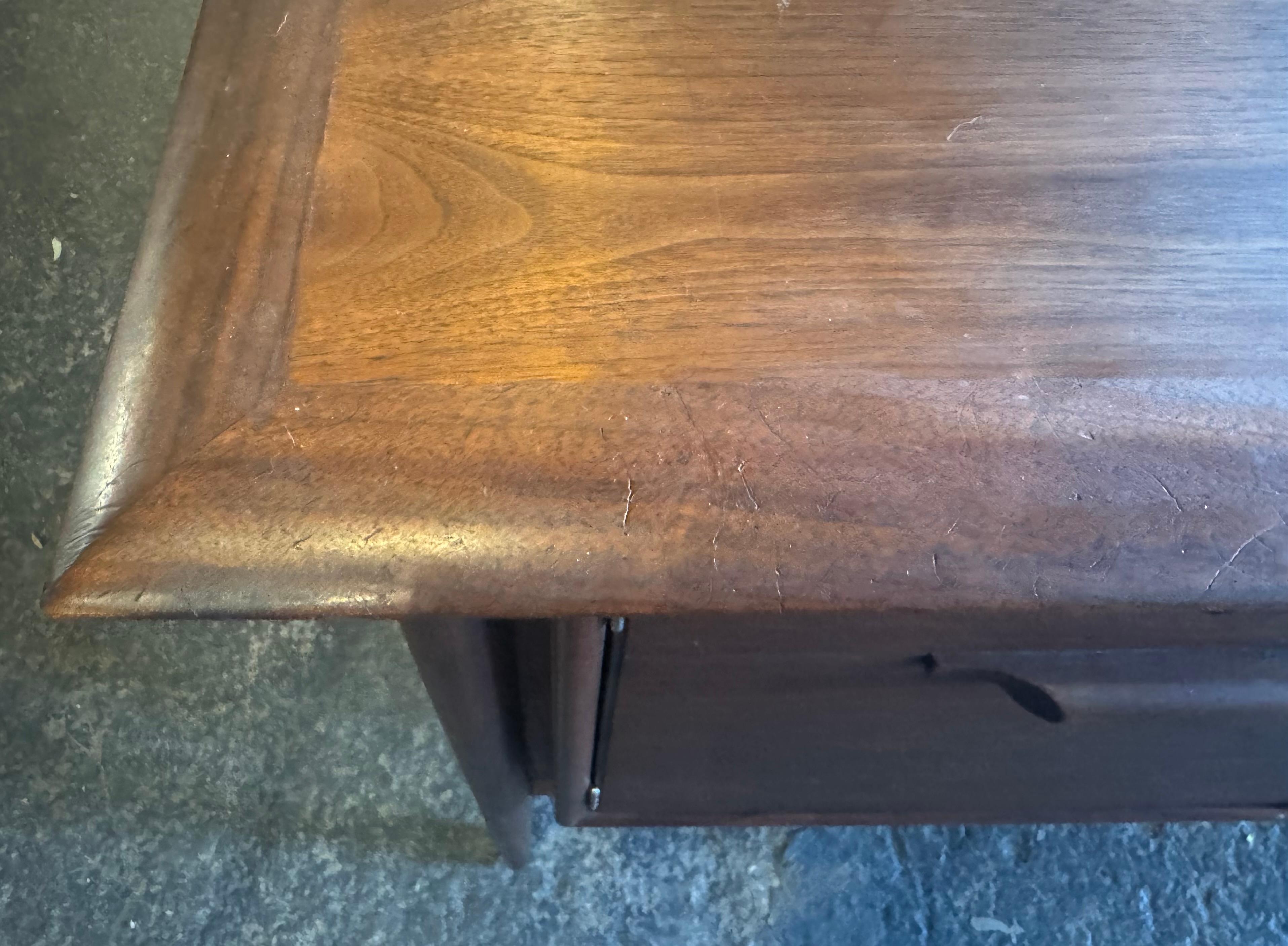 Alma Castilian Line Credenza in legno di noce del Medioevo in vendita 1