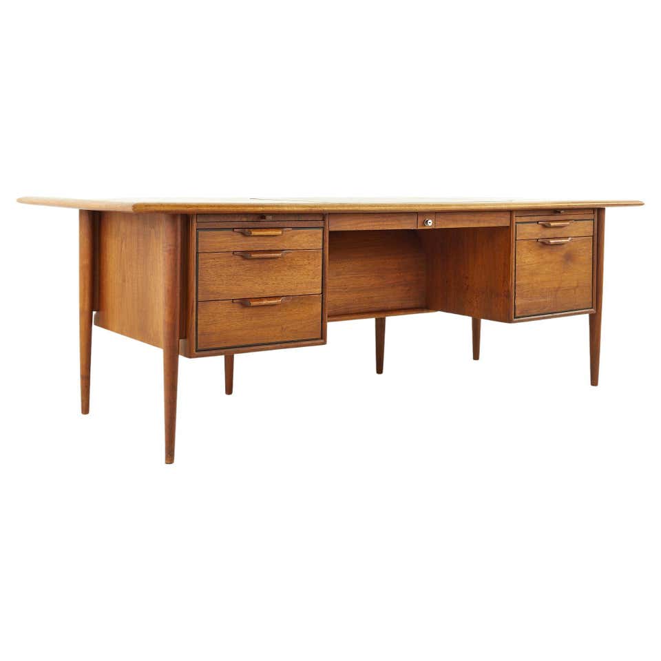 Designer Walnut Desks Dynamic American walnut executive desk at 1stDibs