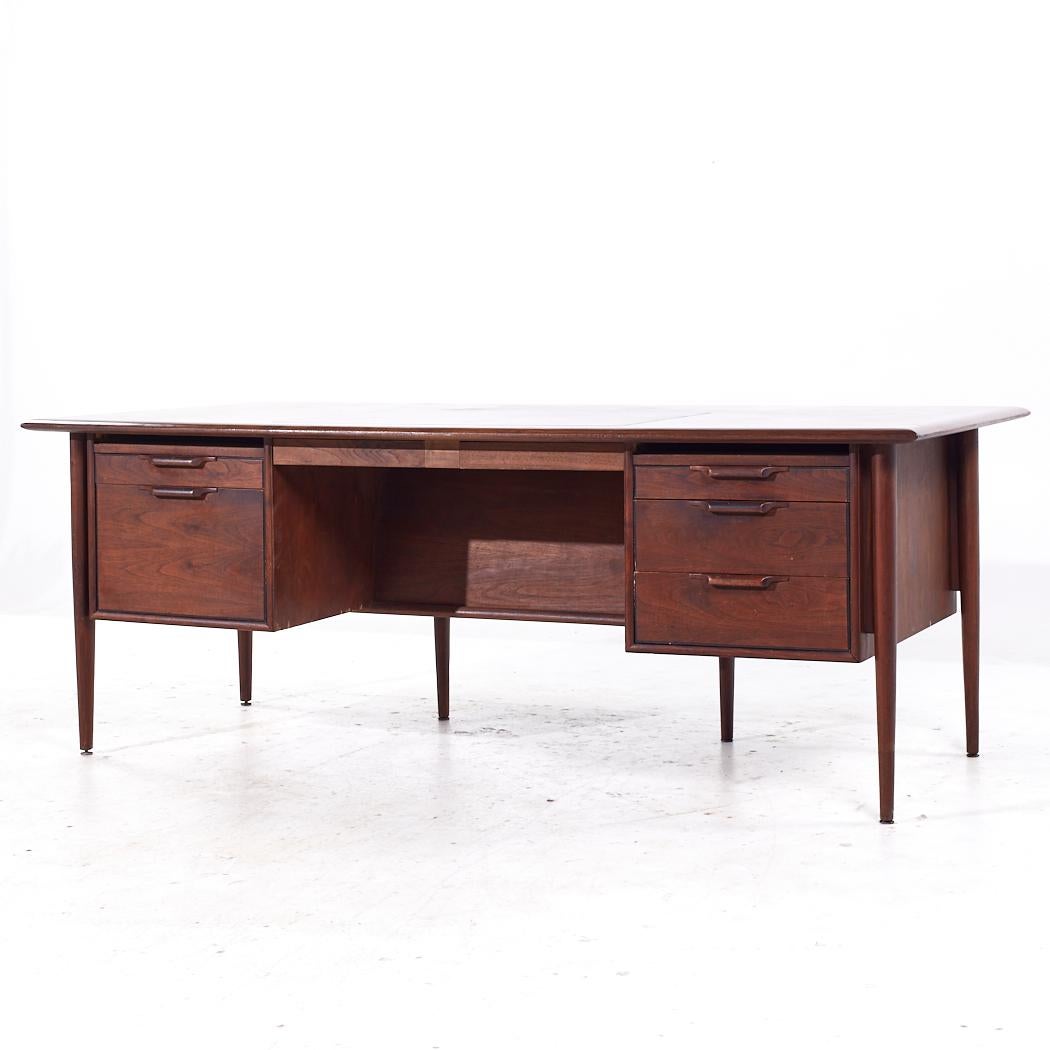 Mid-Century moderno Alma Castilian, scrivania direzionale di metà secolo in noce e pelle in vendita