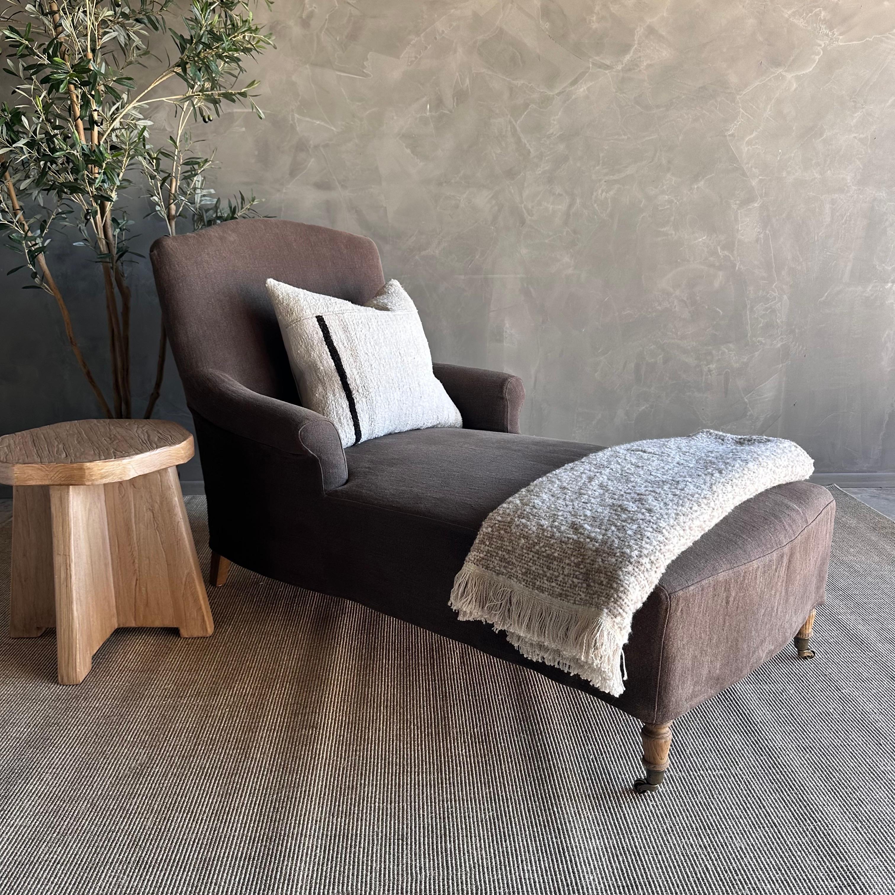 Organique Chaise longue Alma recouverte de lin lavé Brown Stone en vente