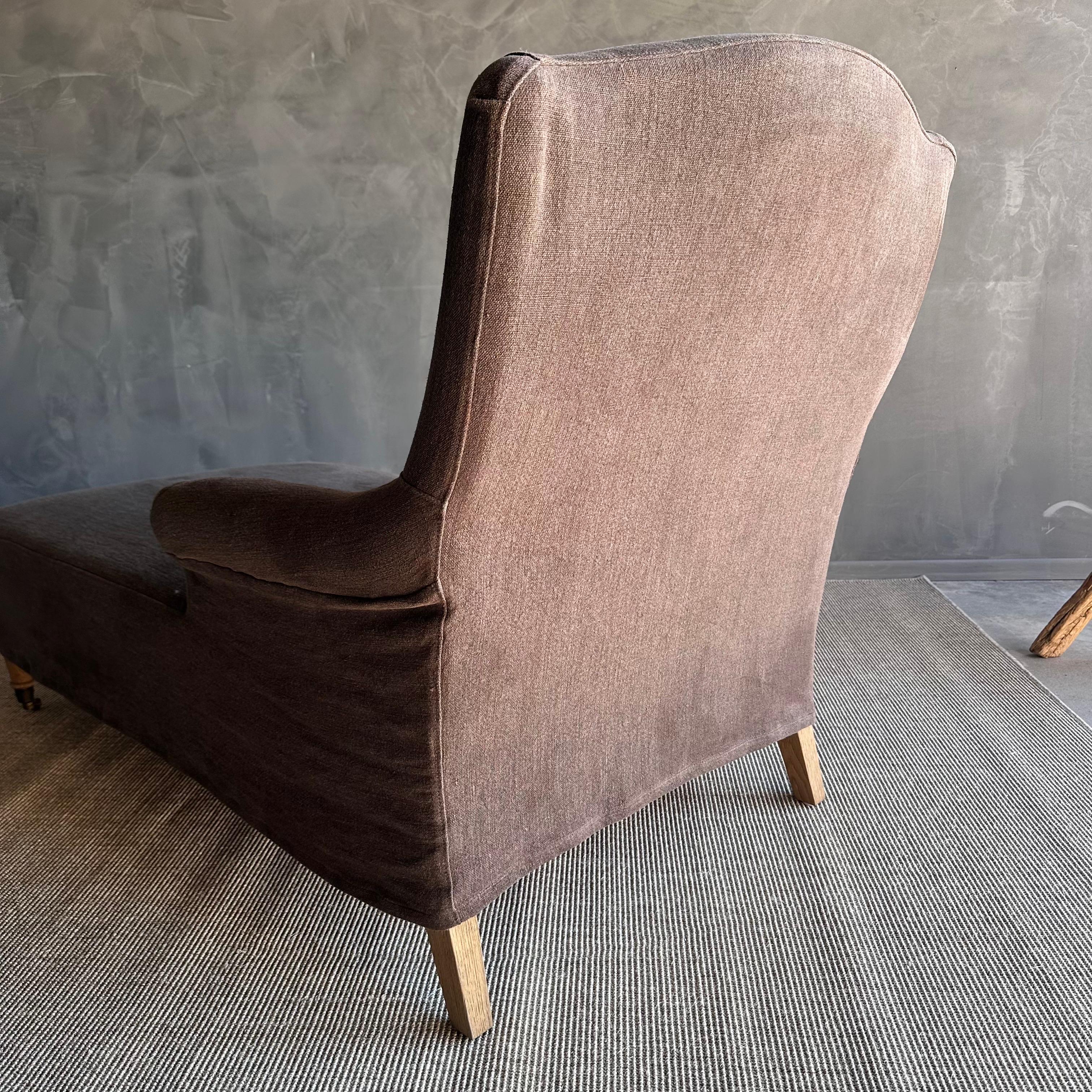 XXIe siècle et contemporain Chaise longue Alma recouverte de lin lavé Brown Stone en vente