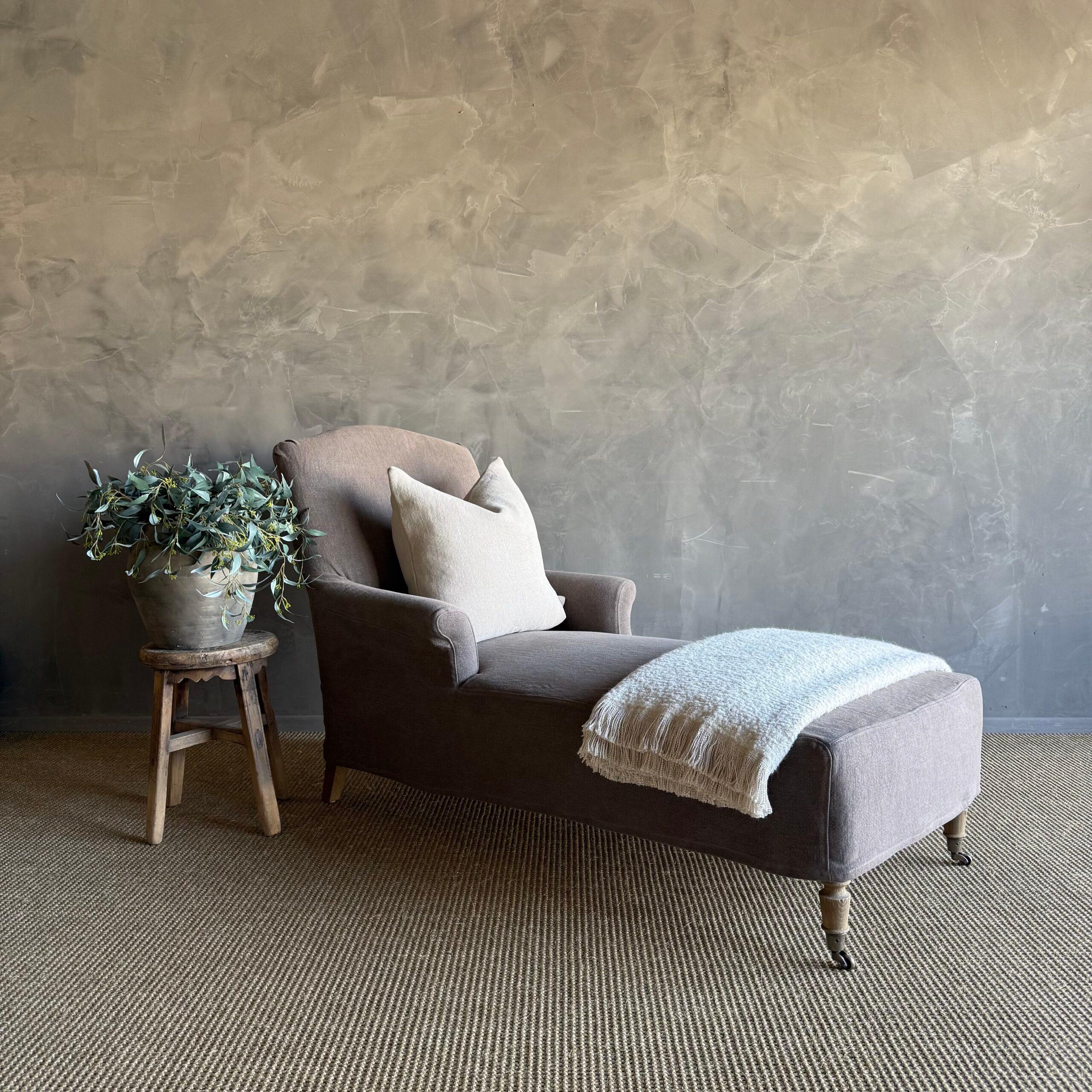 Voici la chaise longue Alma - une option de siège luxueuse pour votre espace.

Cette chaise longue est recouverte de lin Ecorce lavé à la pierre, la référence de la couleur est un mot français pour 