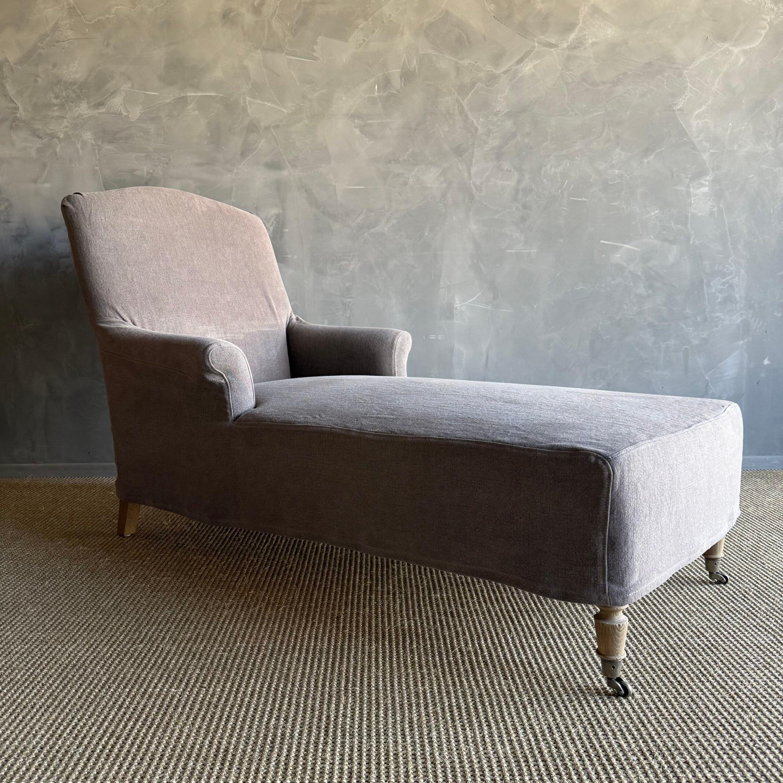 Organique Chaise longue Alma recouverte de lin lavé à la pierre en vente
