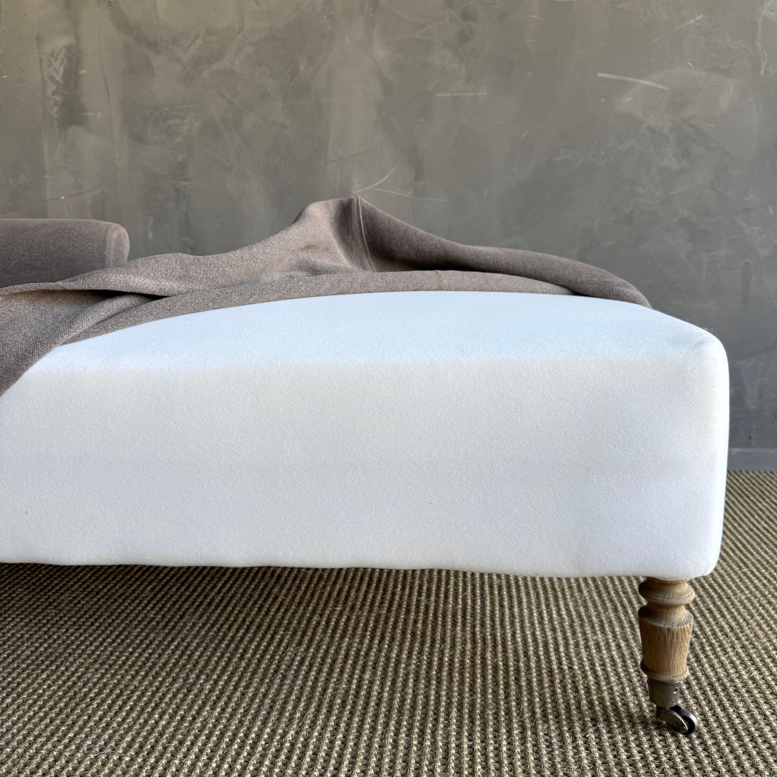 XXIe siècle et contemporain Chaise longue Alma recouverte de lin lavé à la pierre en vente