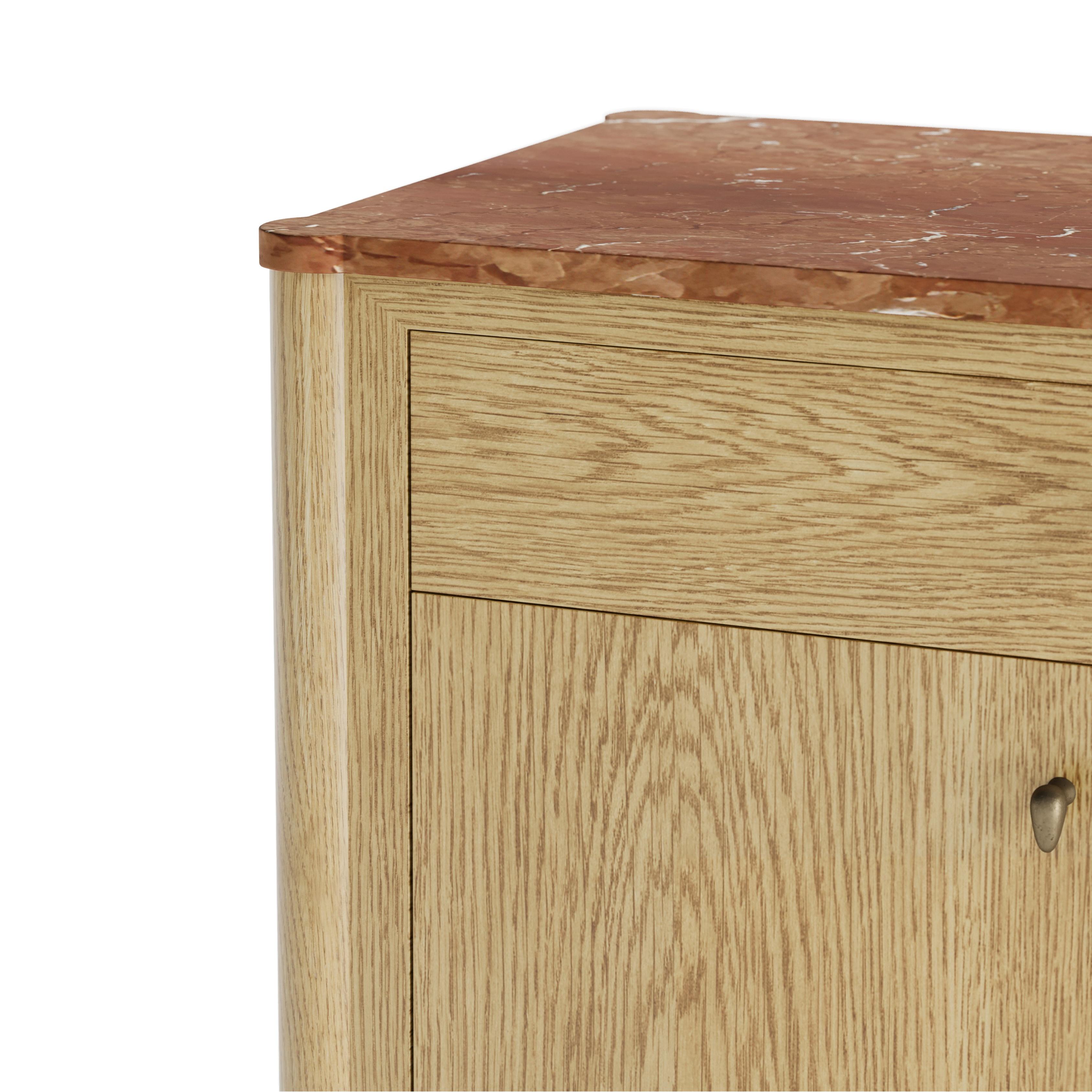 Alma-Kommode, aus sonnenbeschienener Eiche und Rojo-Marmor, von August Abode (amerikanisch) im Angebot