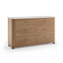 Cómoda Alma, en roble envejecido verano y mármol crema, de August Abode