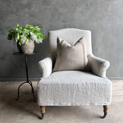 Alma Leinen-Clubsessel mit Slip-Deckel und Beinen aus weißer Eiche und Gussrädern
