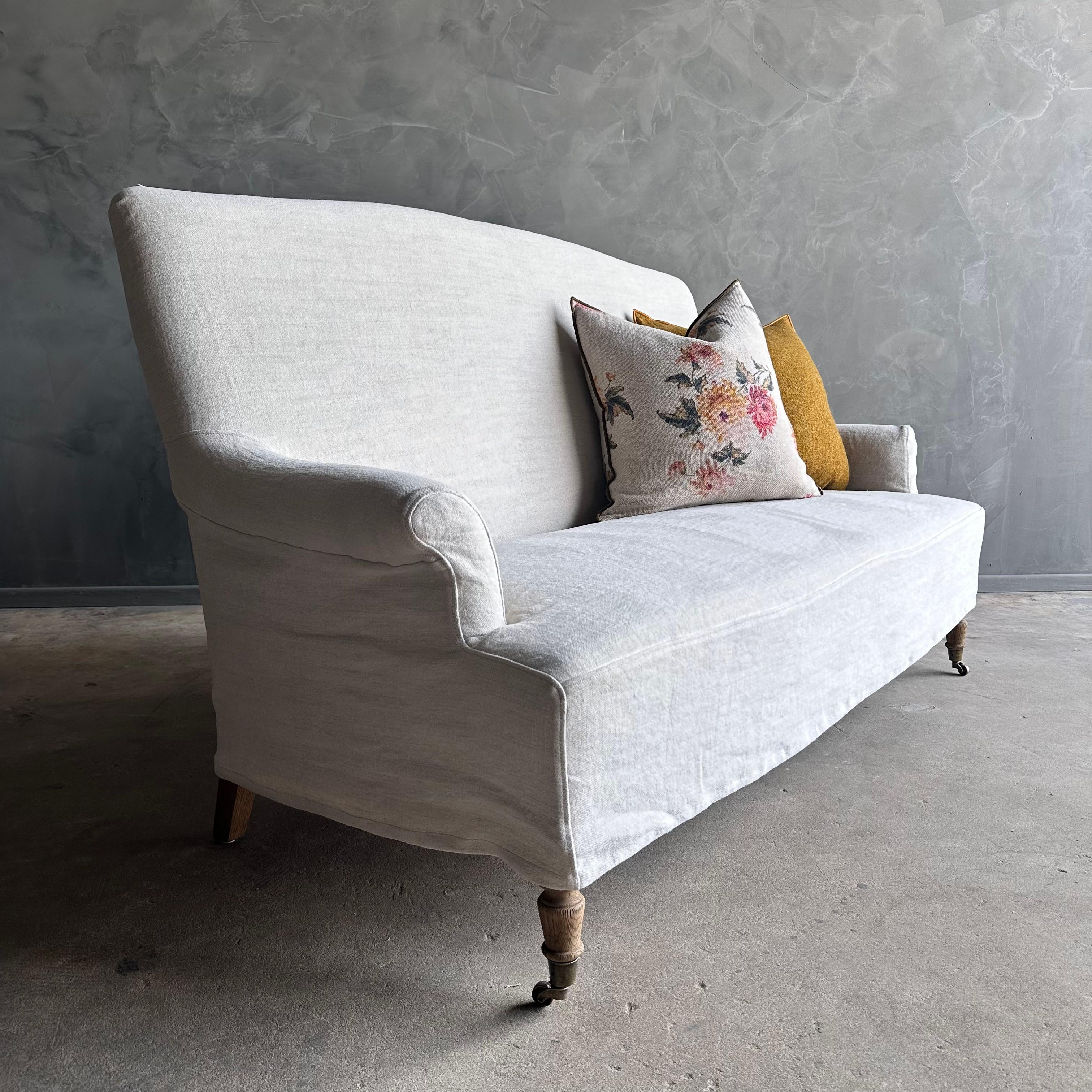 Settee d'amoureuse en lin Alma avec pieds en chêne blanc et roues encastrées Neuf - En vente à Old Town Orange, CA