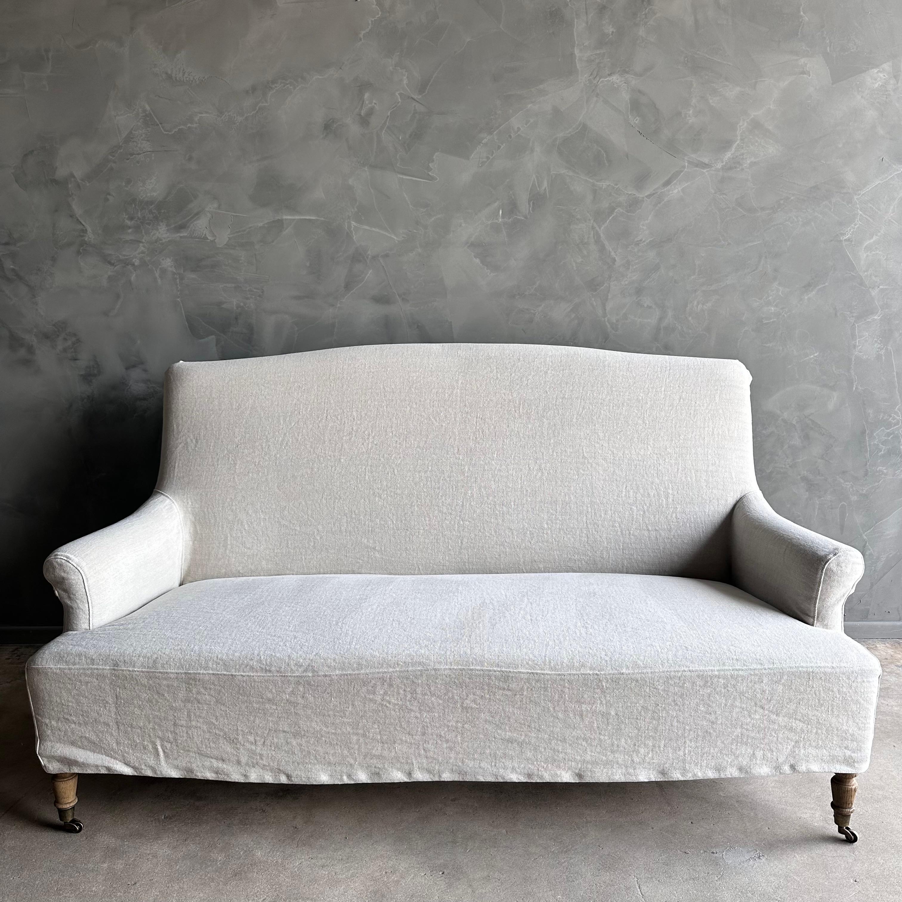 XXIe siècle et contemporain Settee d'amoureuse en lin Alma avec pieds en chêne blanc et roues encastrées en vente