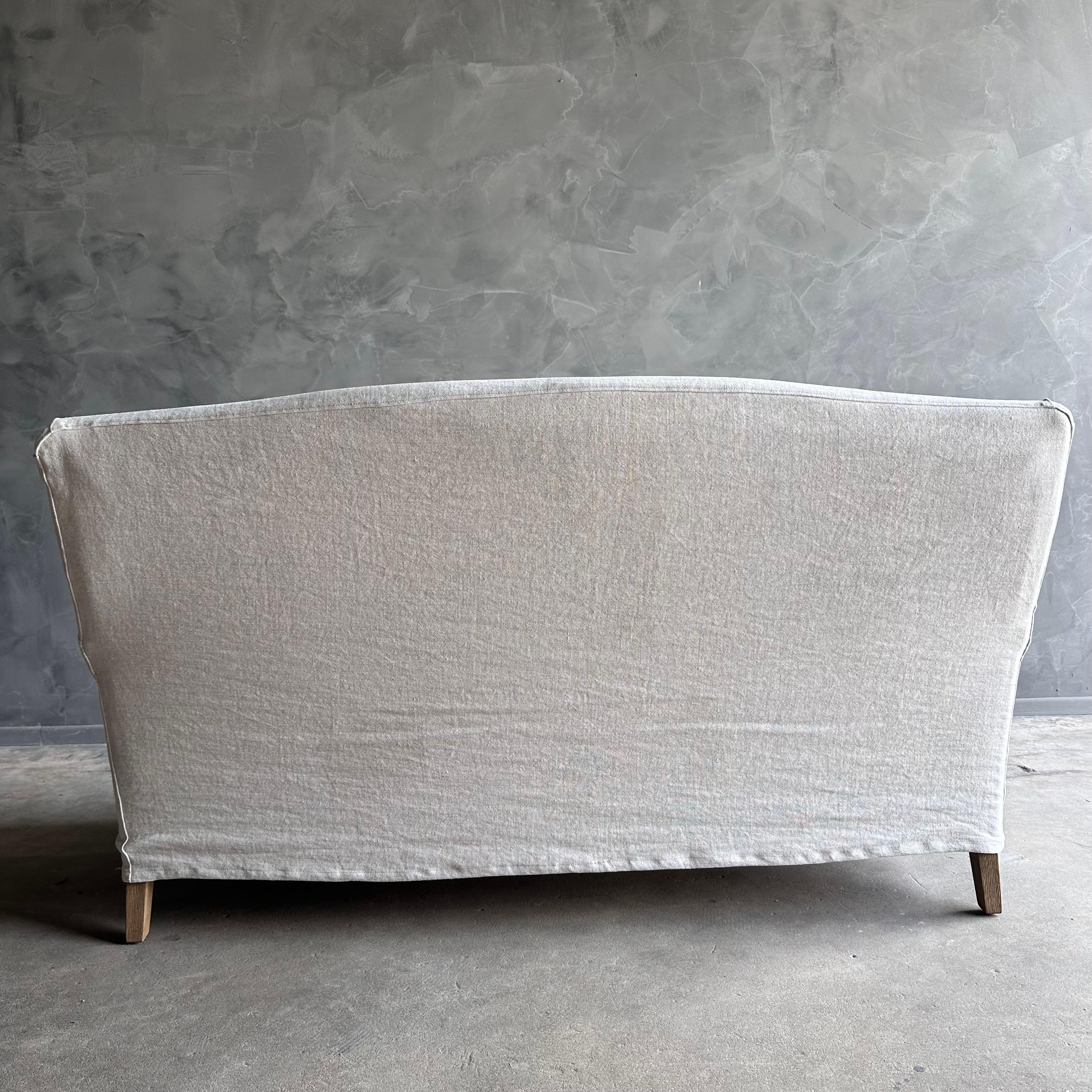 Lin Settee d'amoureuse en lin Alma avec pieds en chêne blanc et roues encastrées en vente