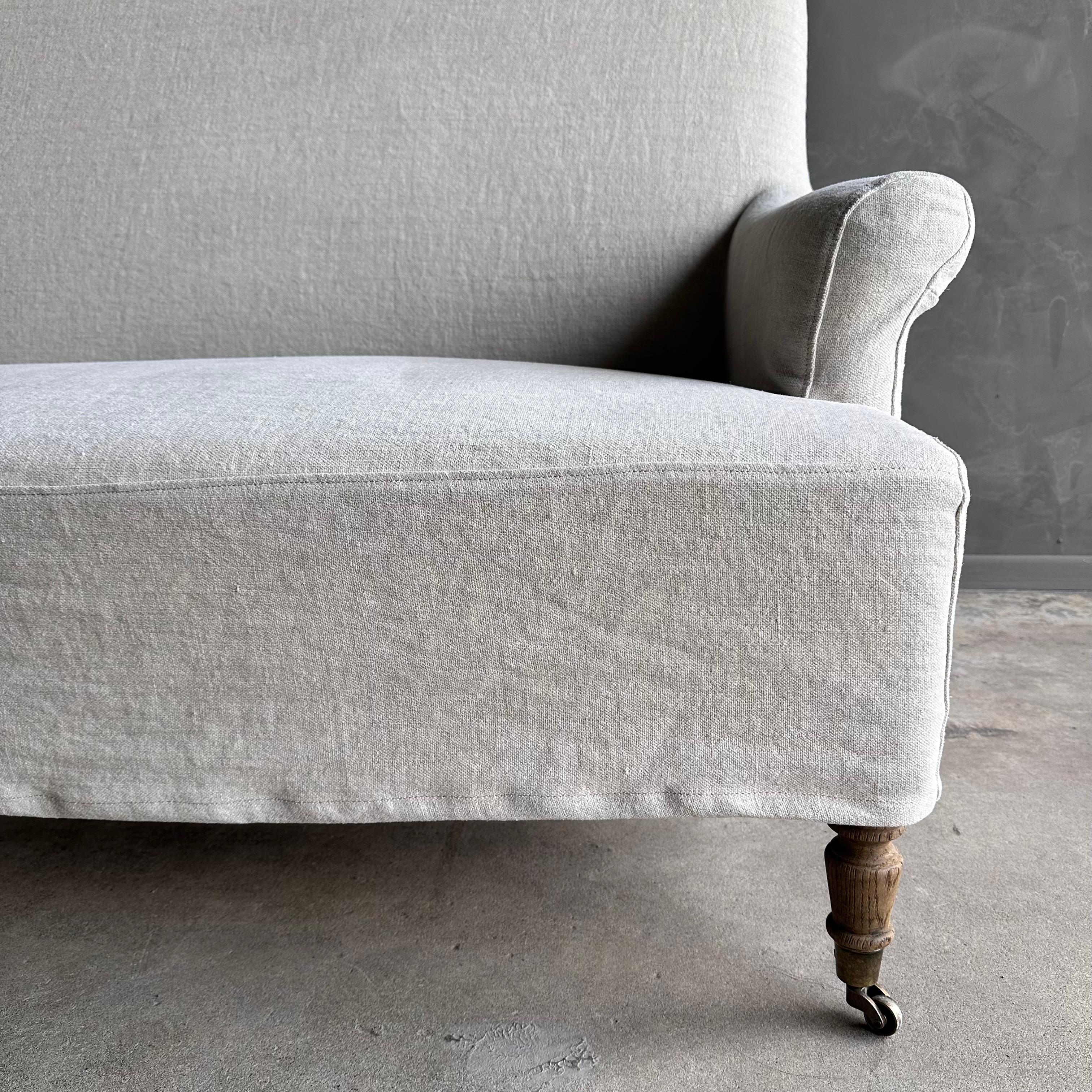 Settee d'amoureuse en lin Alma avec pieds en chêne blanc et roues encastrées en vente 1