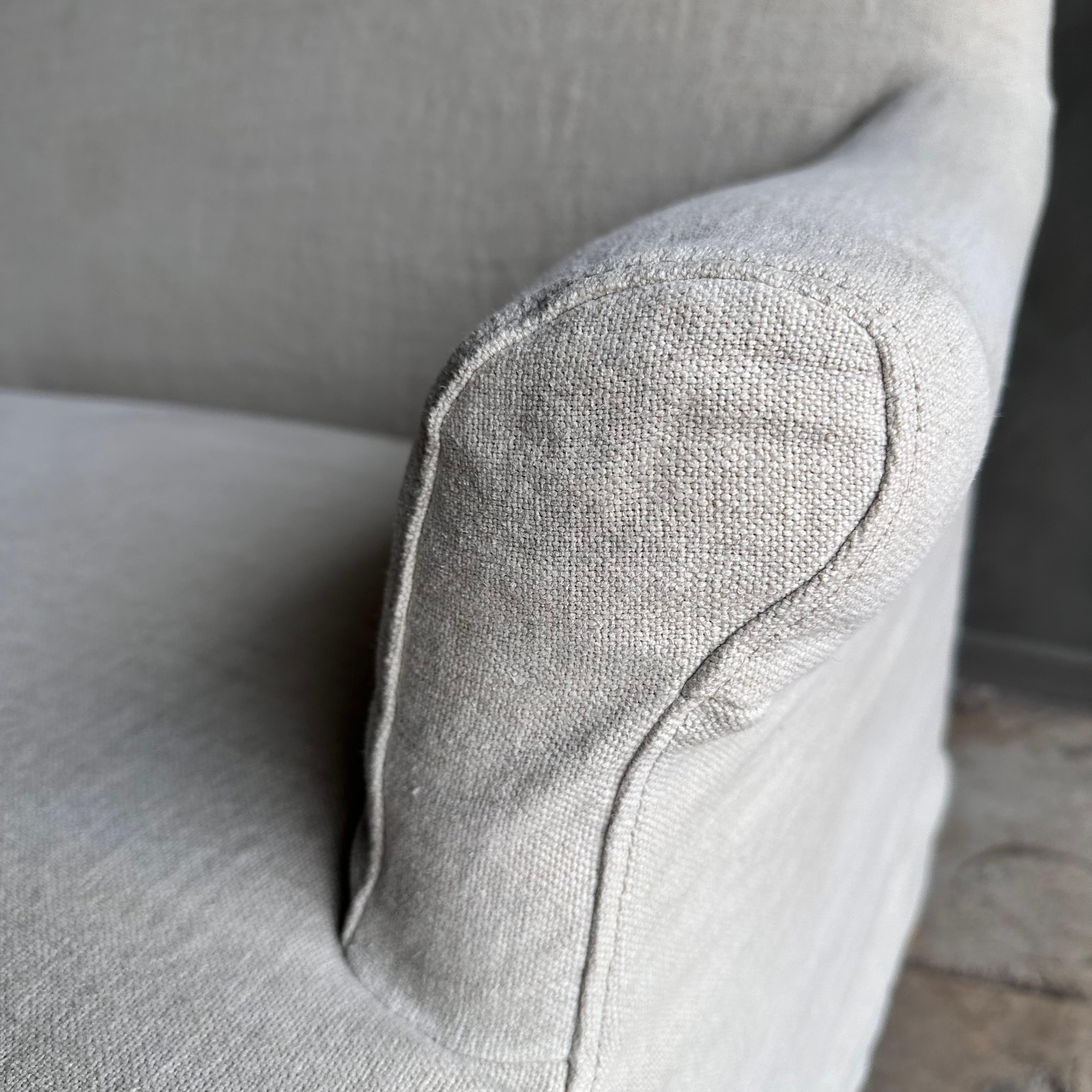 Settee d'amoureuse en lin Alma avec pieds en chêne blanc et roues encastrées en vente 2