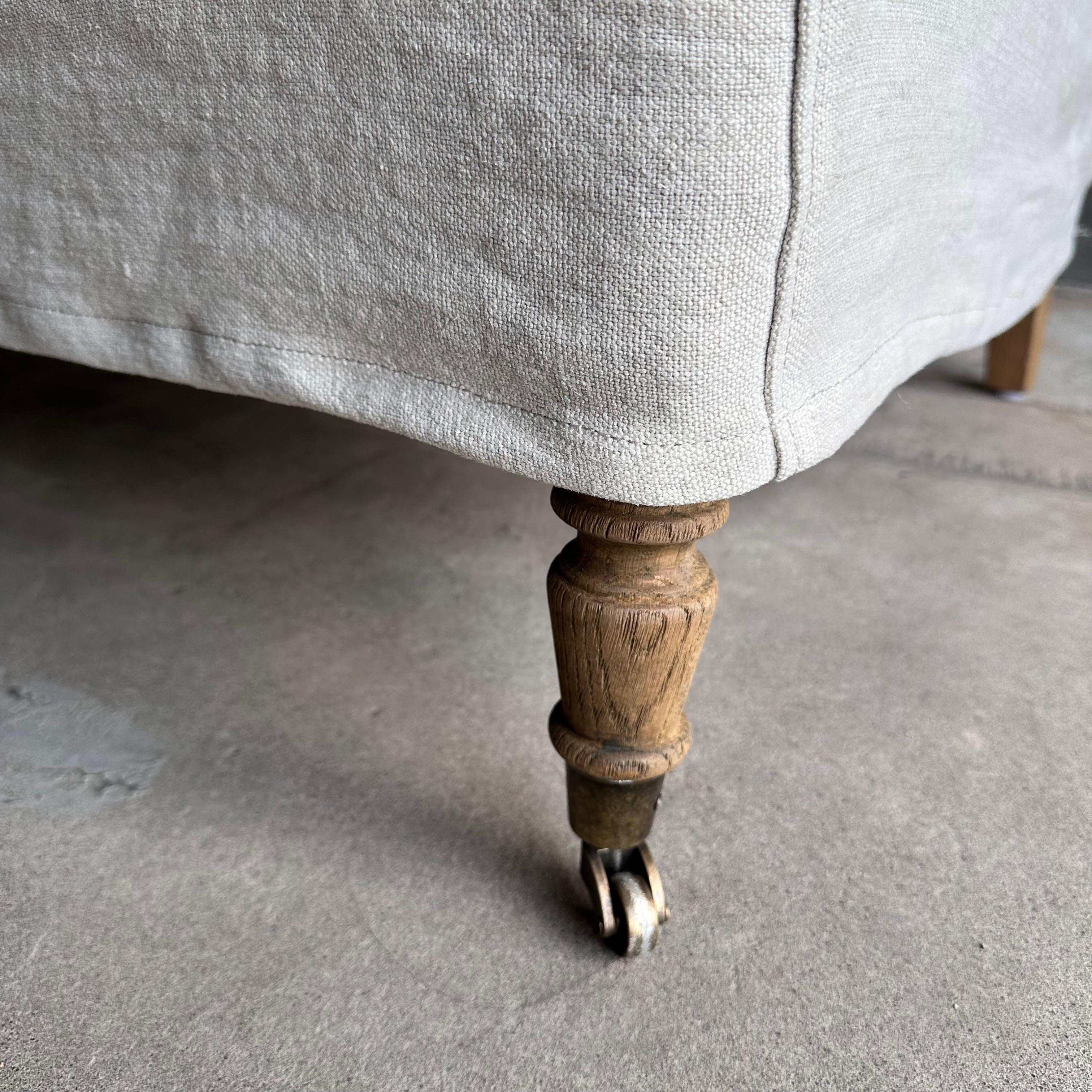 Settee d'amoureuse en lin Alma avec pieds en chêne blanc et roues encastrées en vente 3