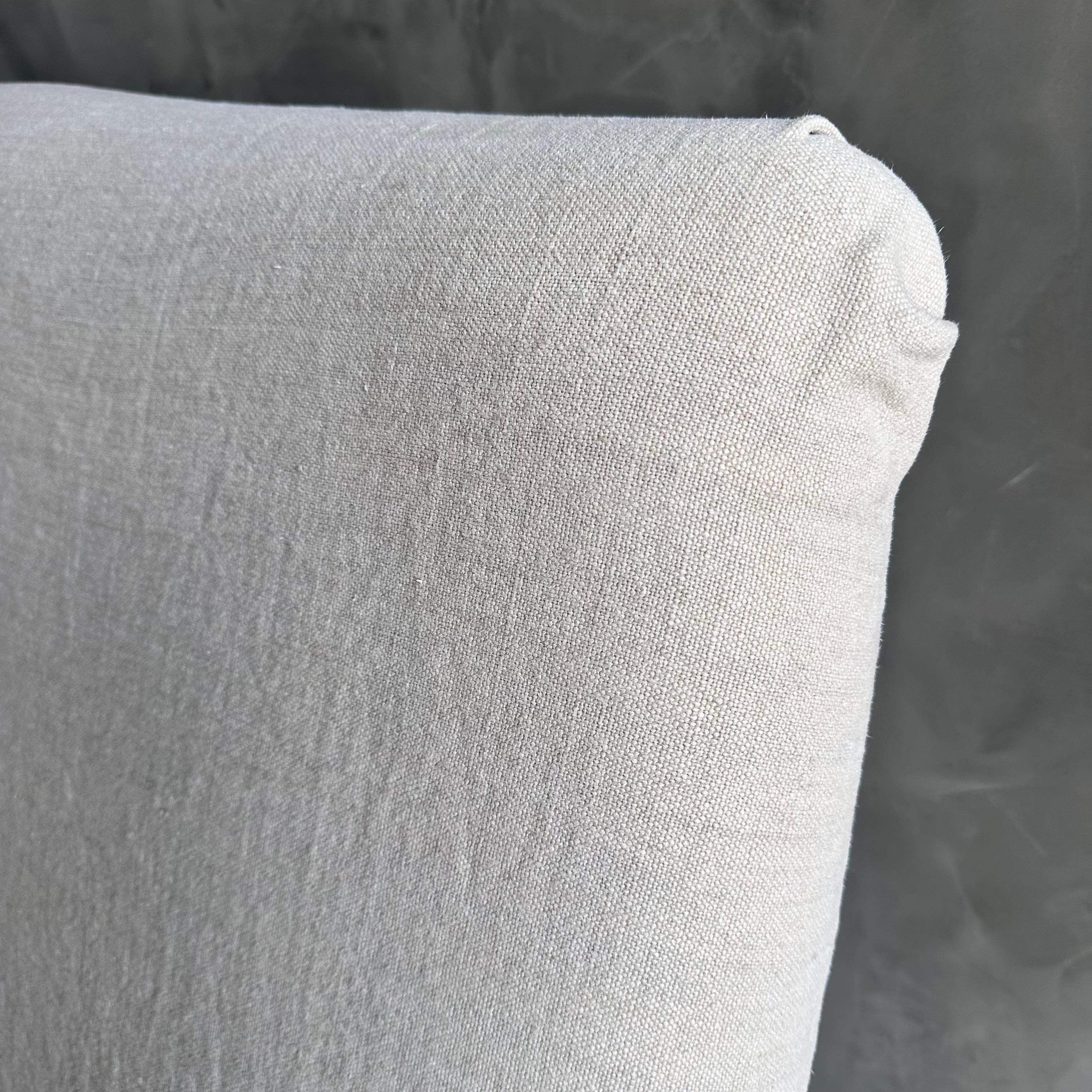 Settee d'amoureuse en lin Alma avec pieds en chêne blanc et roues encastrées en vente 4