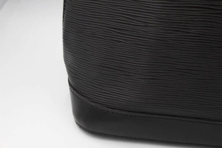 Alma Louis Vuitton Bag in Black Epi Leather For Sale 2