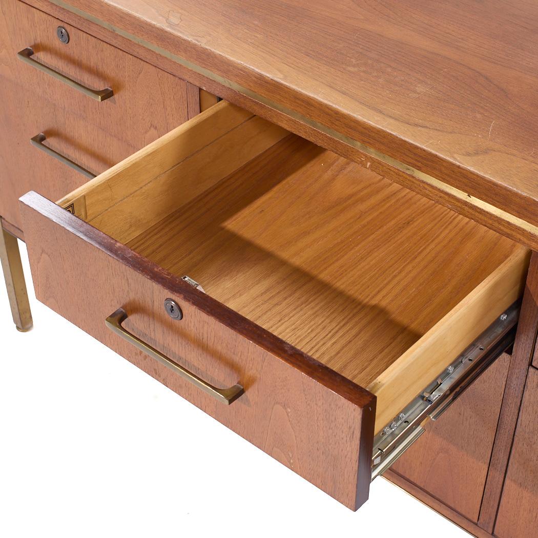 Alma Credenza di metà secolo in ottone e noce in vendita 3