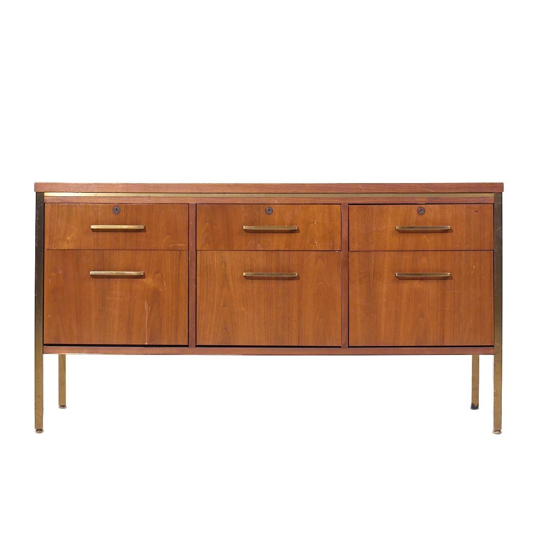Alma Credenza di metà secolo in ottone e noce

Questa credenza misura: 54,5 larghezza x 18 profondità x 29,25 pollici di altezza

Tutti i mobili possono essere acquistati in quello che noi chiamiamo stato vintage restaurato. Ciò significa che il